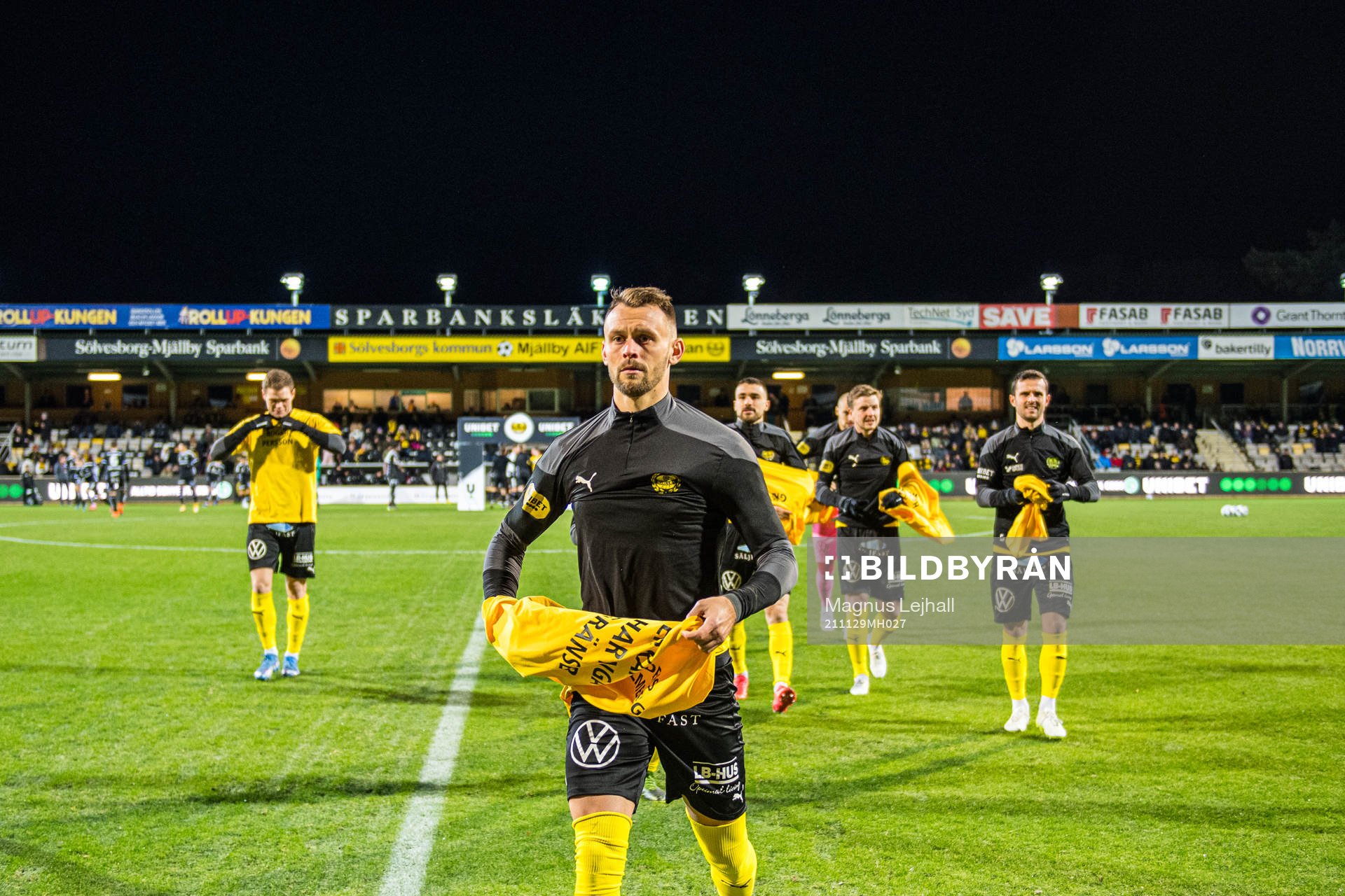 Mjällbys Max Watson  med en supportertröja