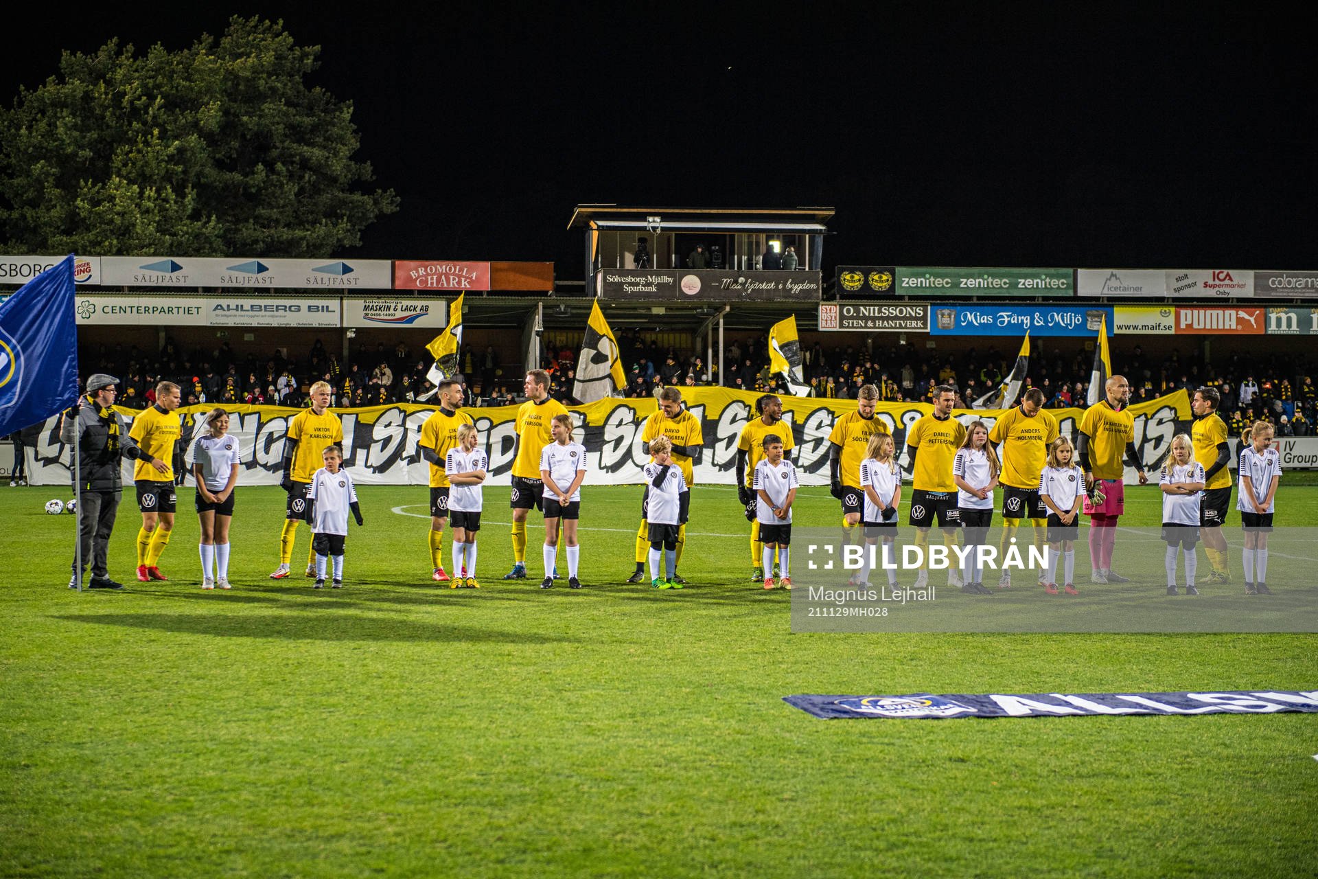 Mjällby med supportertröjor