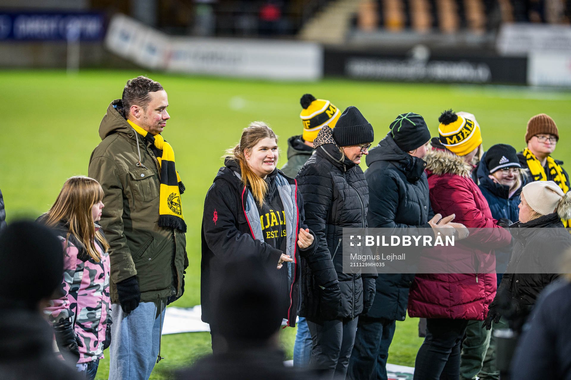 Mjällbys all-star-lag tackas inför fotbollsmatchen i Allsvenskan mellan Mjällby och Örebro den 29 november 2021 i Hällevik. 