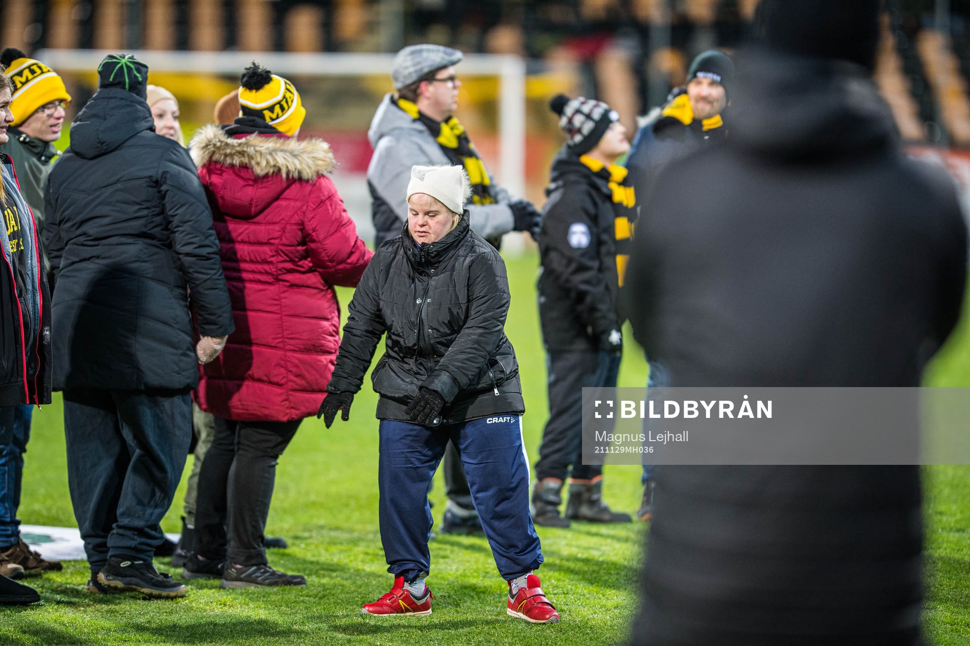 Mjällbys all-star-lag tackas inför fotbollsmatchen i Allsvenskan mellan Mjällby och Örebro den 29 november 2021 i Hällevik. 