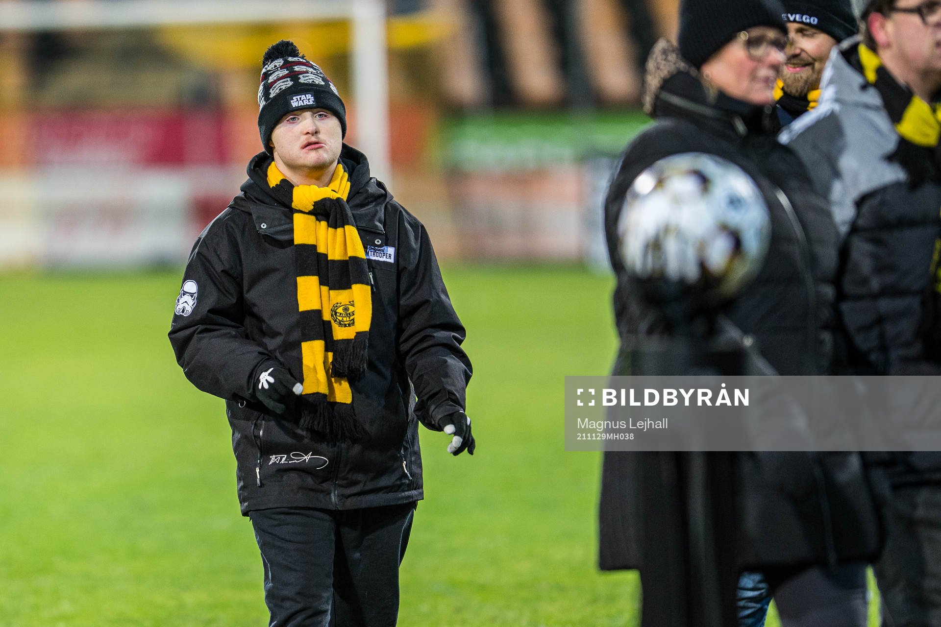 Mjällbys all-star-lag tackas inför fotbollsmatchen i Allsvenskan mellan Mjällby och Örebro den 29 november 2021 i Hällevik. 