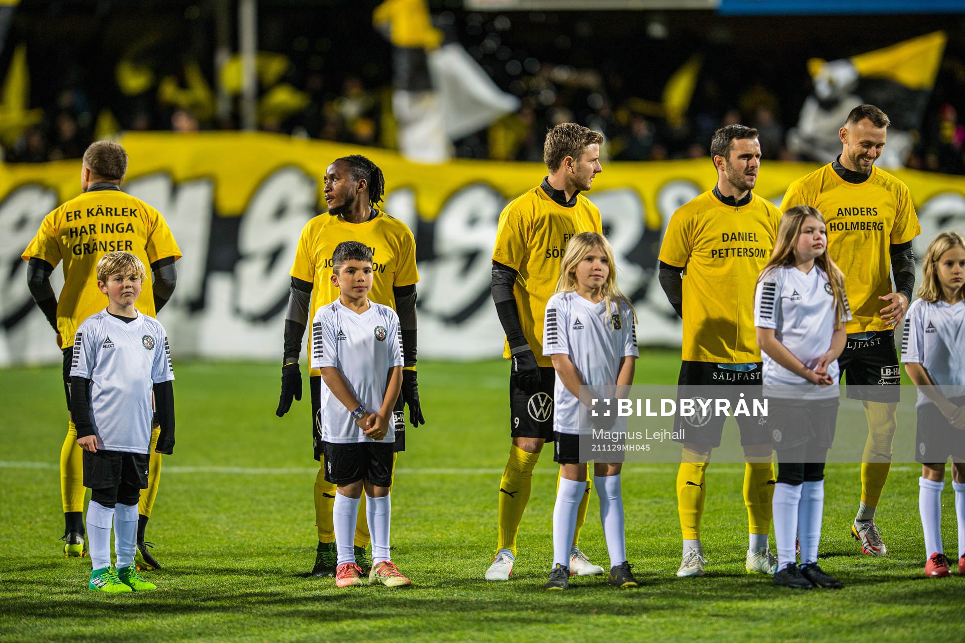 Mjällby med supportertröjor