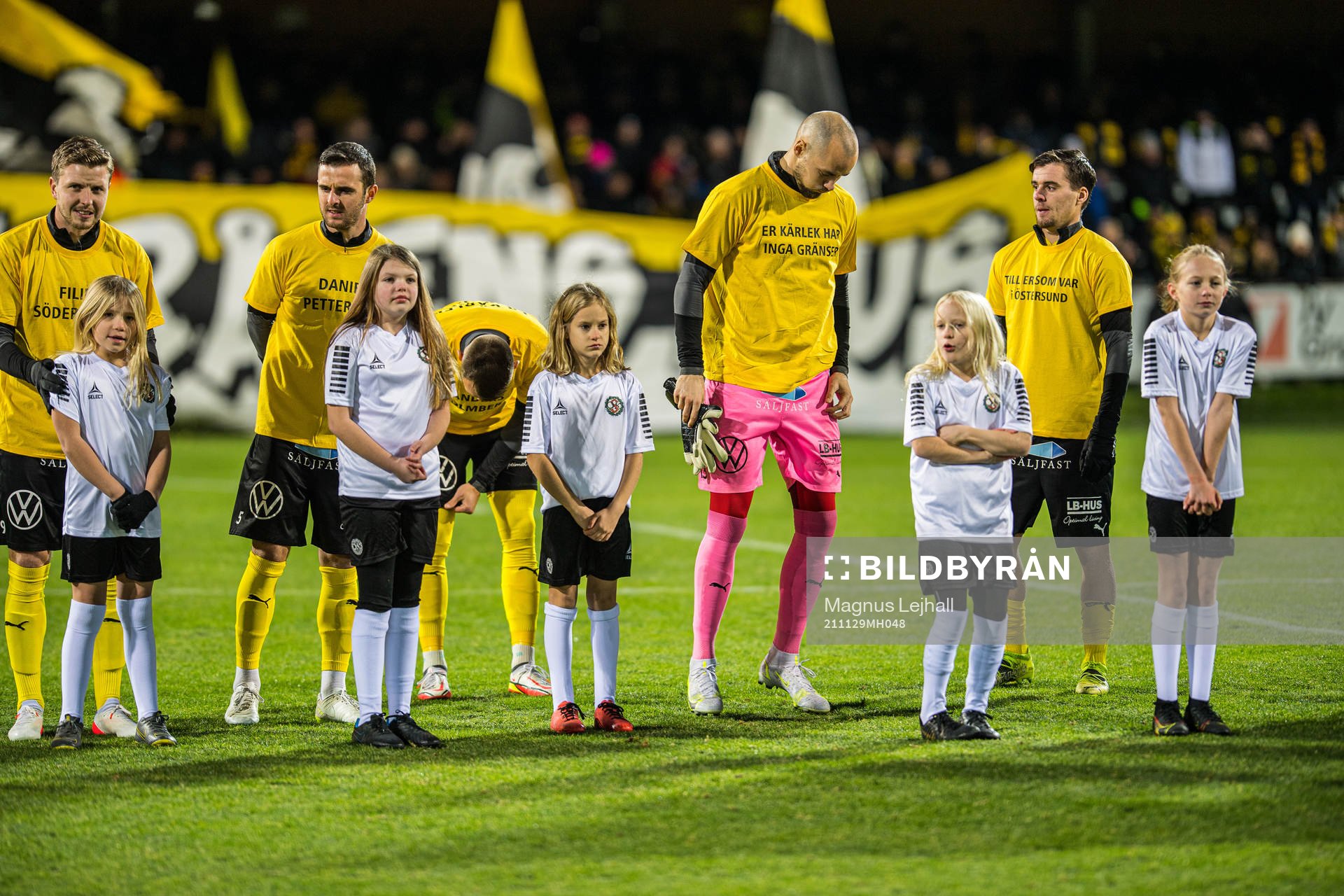 Mjällby med supportertröjor