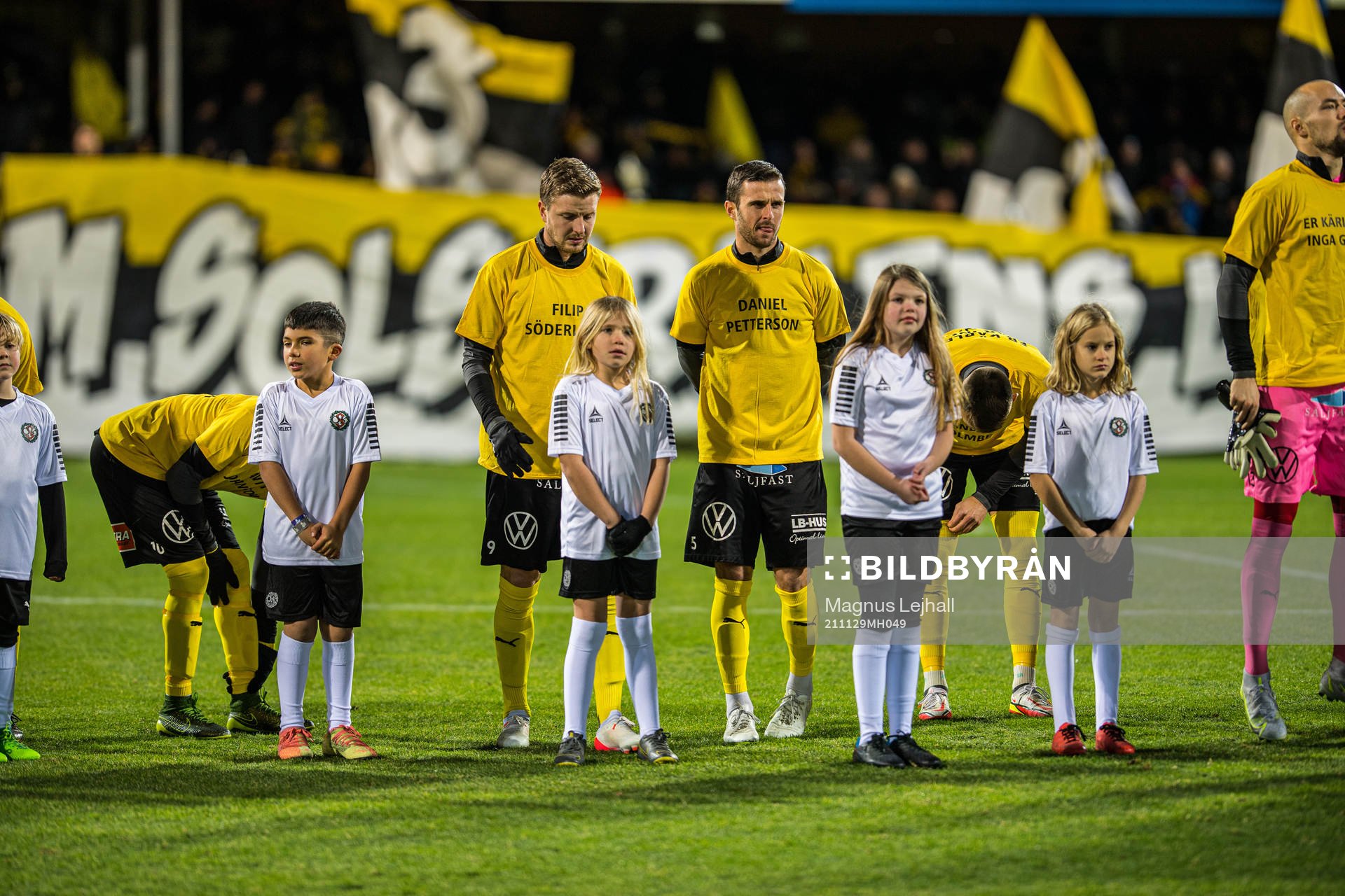 Mjällby med supportertröjor