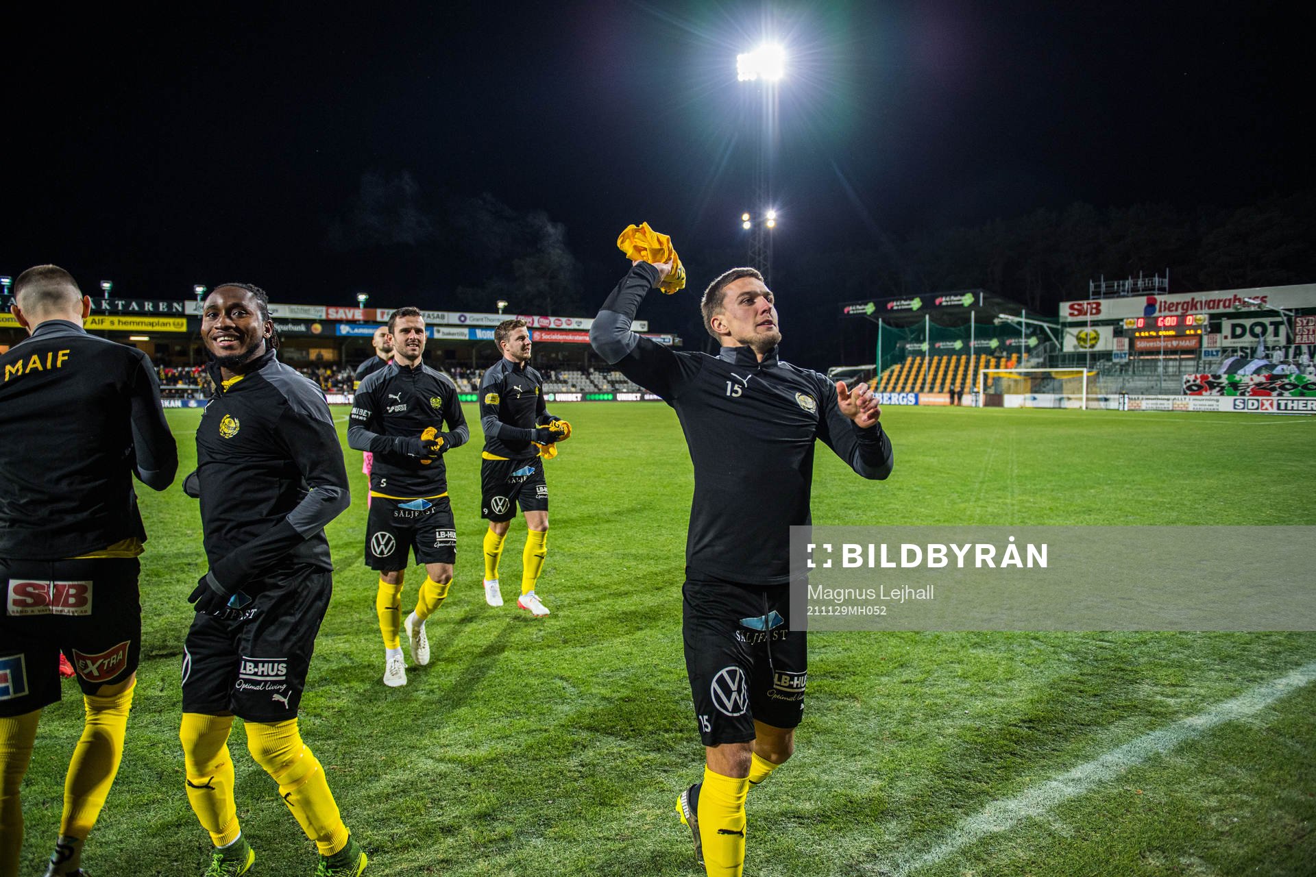 Mjällbys Ivan Kricak kastar en tröja till supportrarna