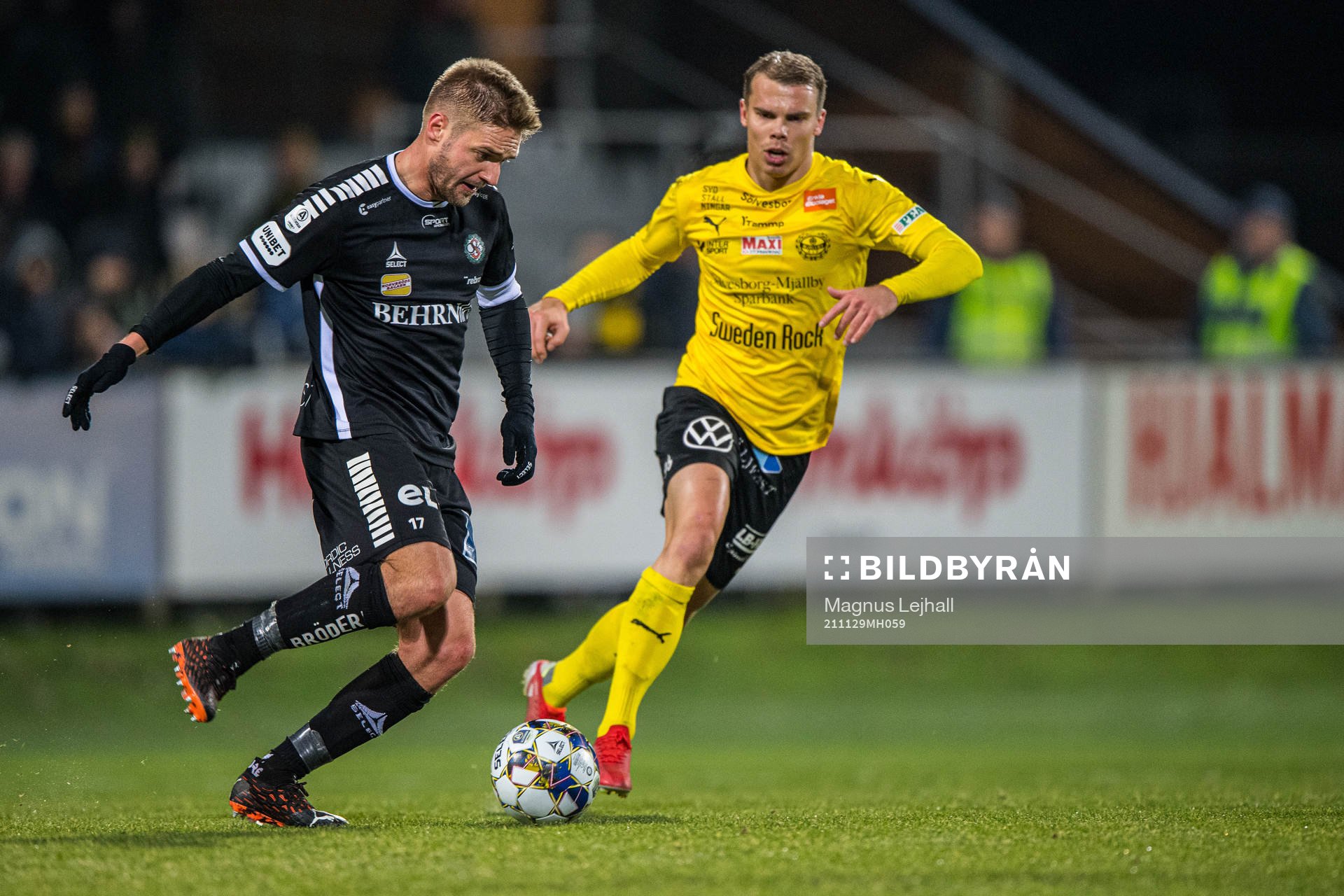 Örebros Johan Mårtensson  och Mjällbys Elias Andersson