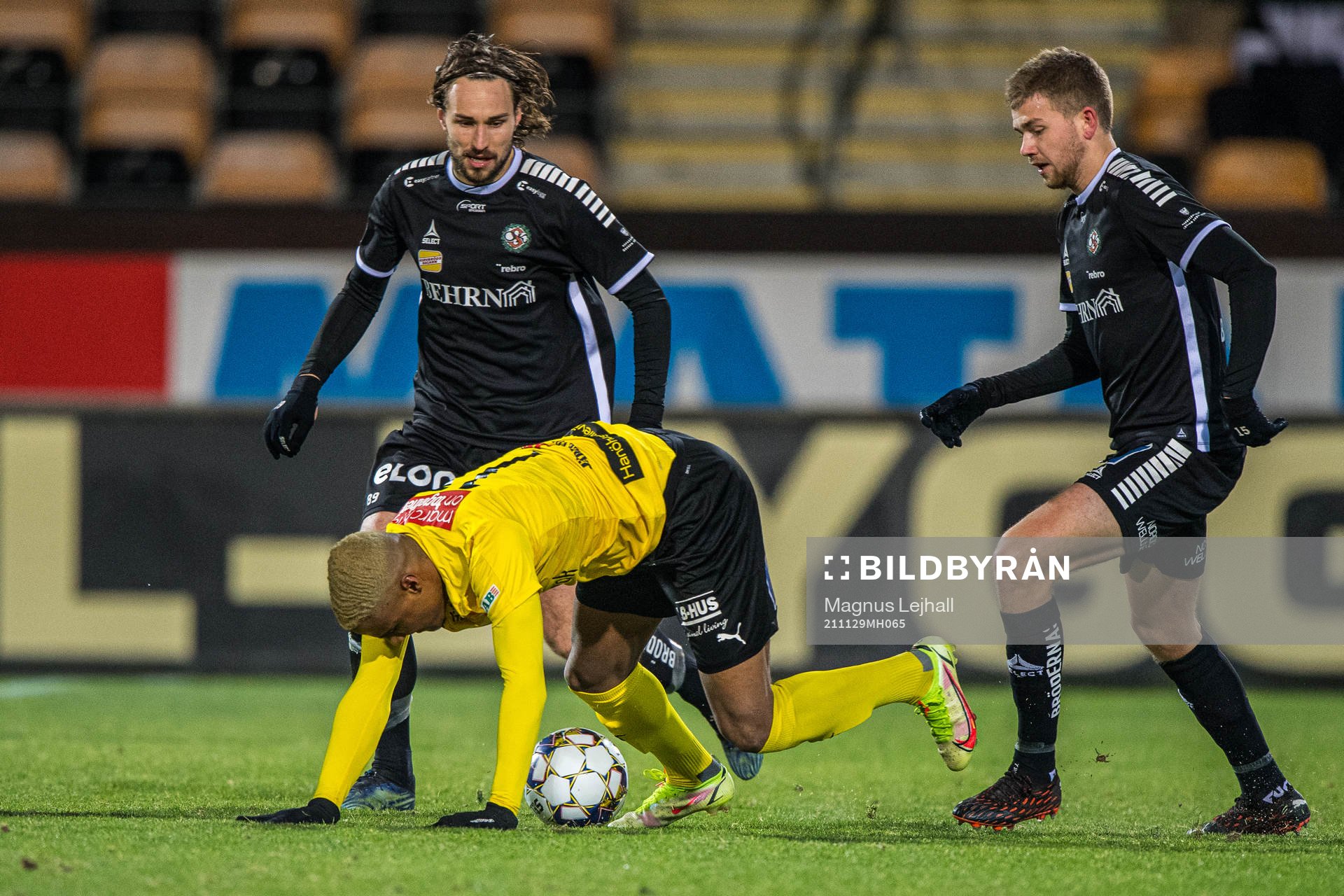 Örebros Kevin Walker , Mjällbys Amin Sarr 0ch Örebros