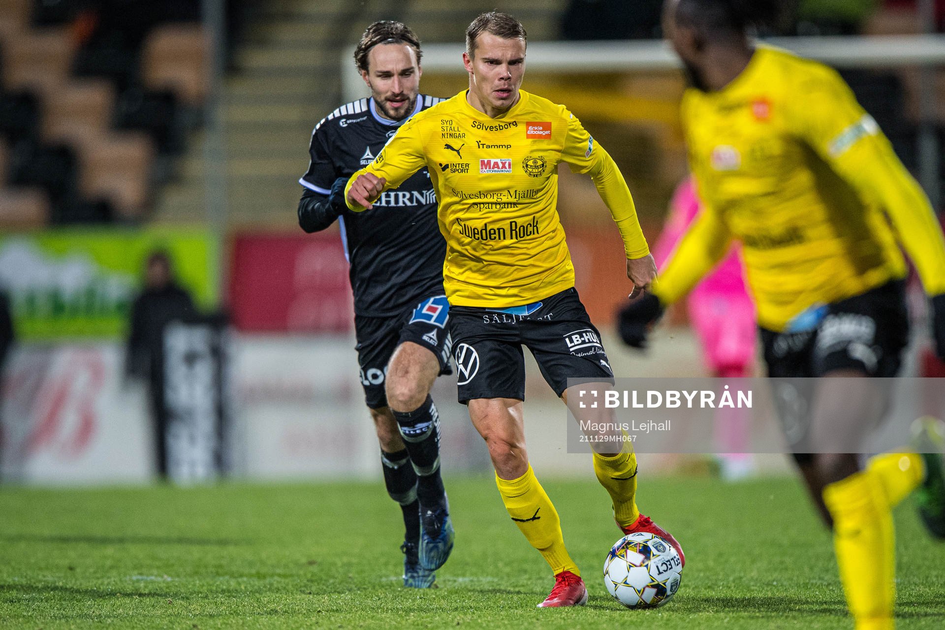 Örebros Kevin Walker och Mjällbys Elias Andersson