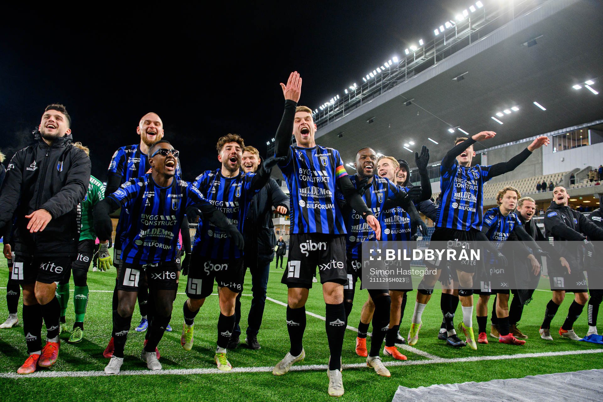 Sirius spelare jublar efter fotbollsmatchen i Allsvenskan mellan Sirius och Häcken den 29 november 2021 i Uppsala. 