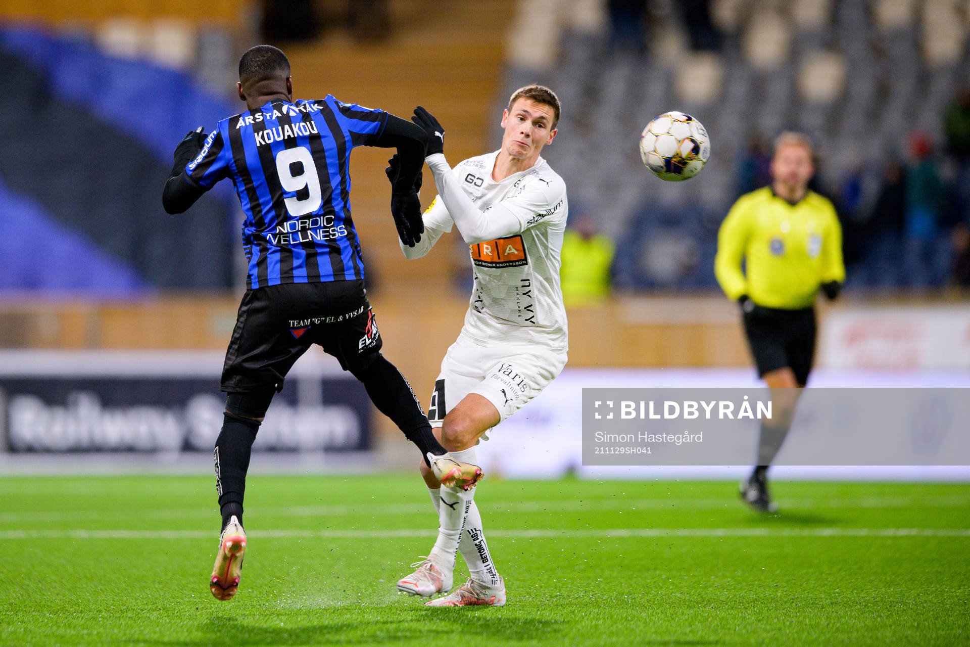 Sirius Christian Kouakou cig Häckens Tobias Carlsson under fotbollsmatchen i Allsvenskan mellan Sirius och Häcken den 29 november 2021 i Uppsala.