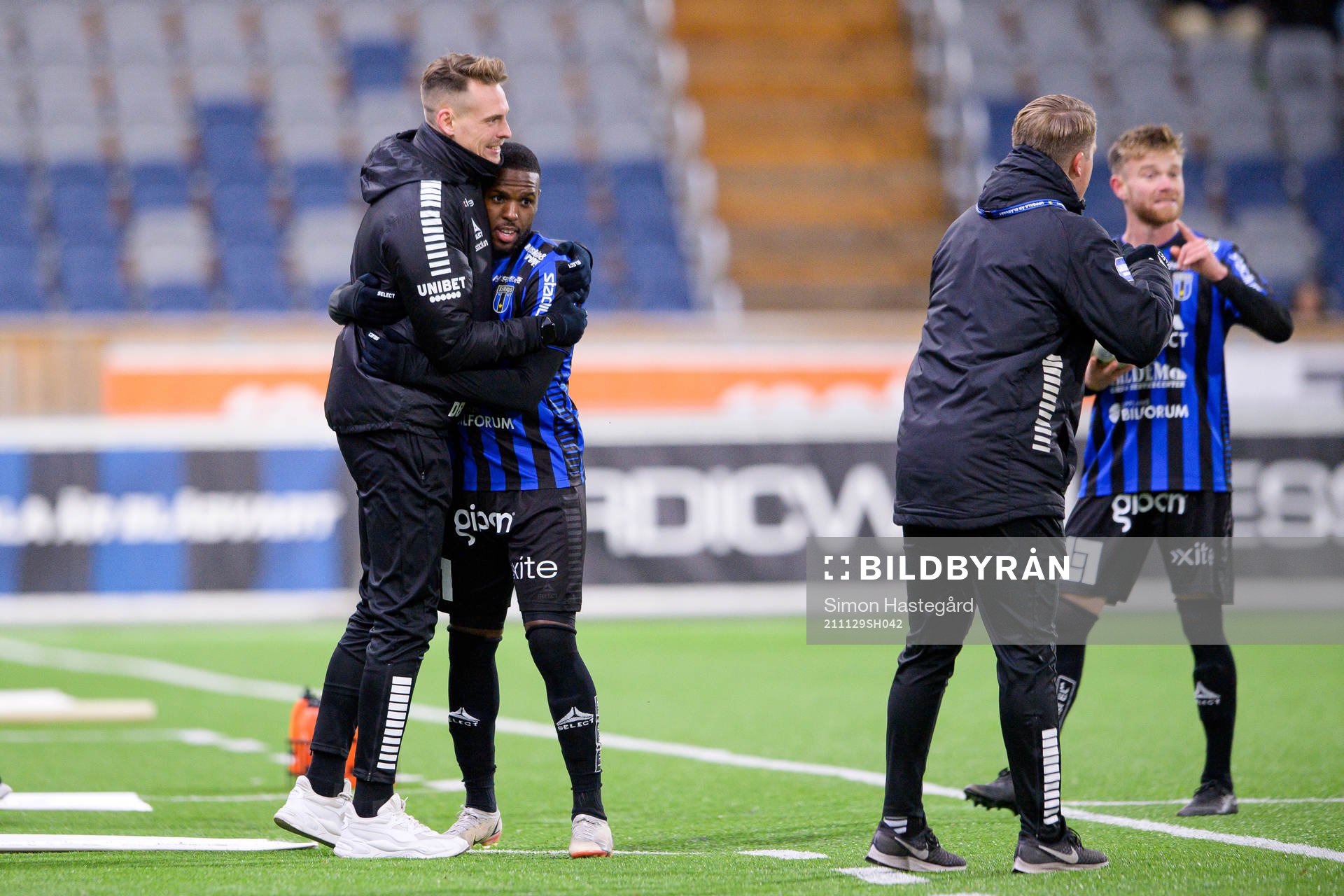 Sirius tränare Daniel Bäckström och Sirius Christian Kouakou under fotbollsmatchen i Allsvenskan mellan Sirius och Häcken den 29 november 2021 i Uppsala.