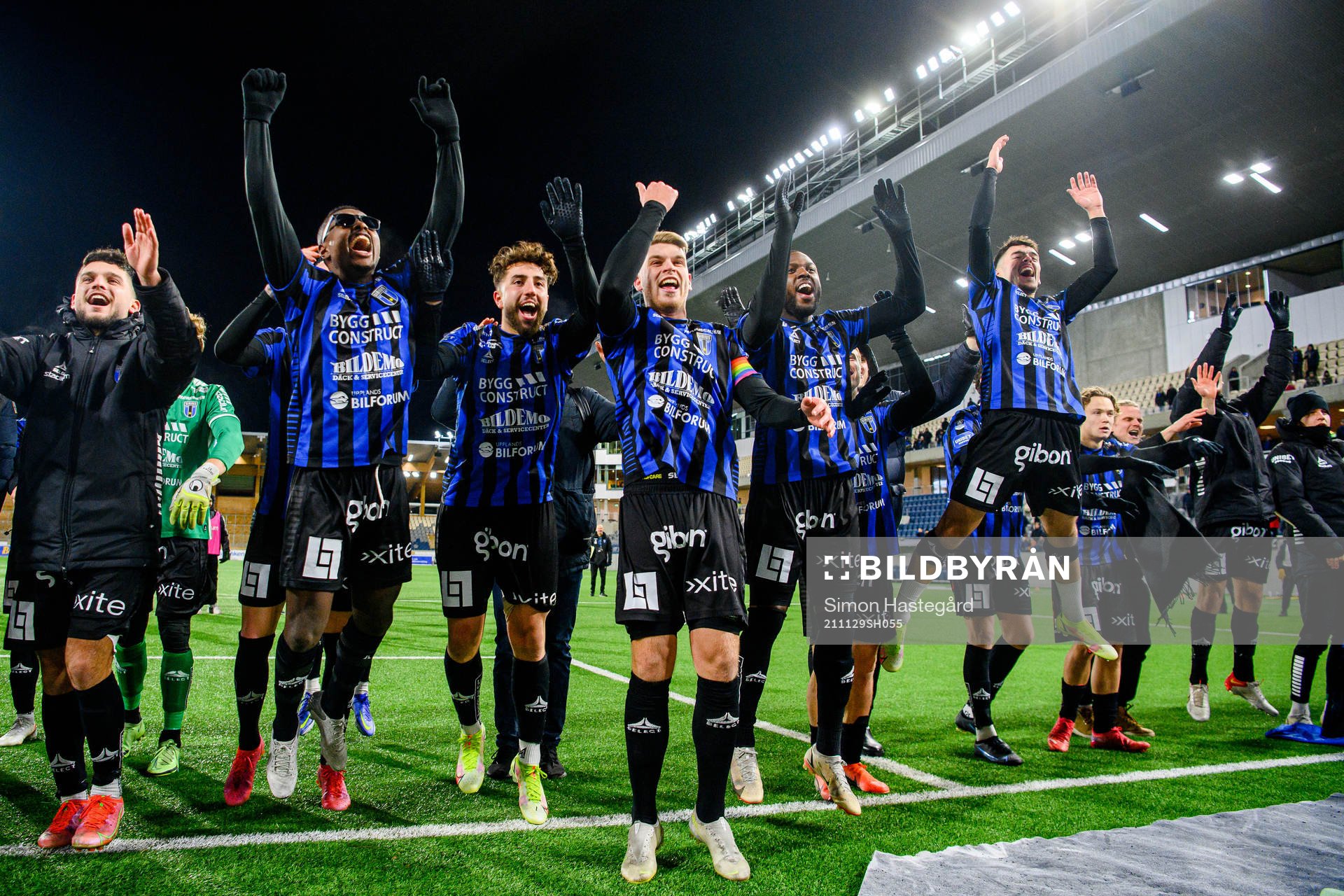 Sirius spelare jublar efter fotbollsmatchen i Allsvenskan mellan Sirius och Häcken den 29 november 2021 i Uppsala. 