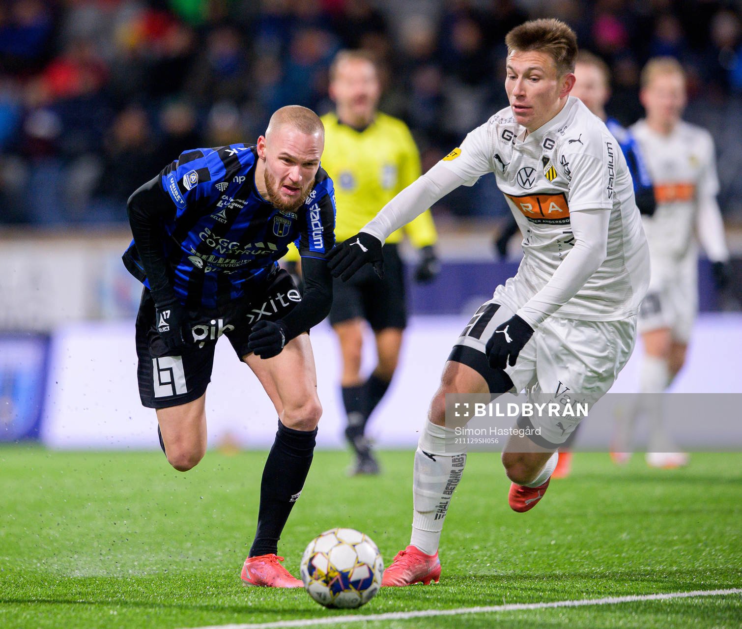 Sirius Adam Ståhl och Häckens Kristoffer Lund Hansen fotbollsmatchen i Allsvenskan mellan Sirius och Häcken den 29 november 2021 i Uppsala. 