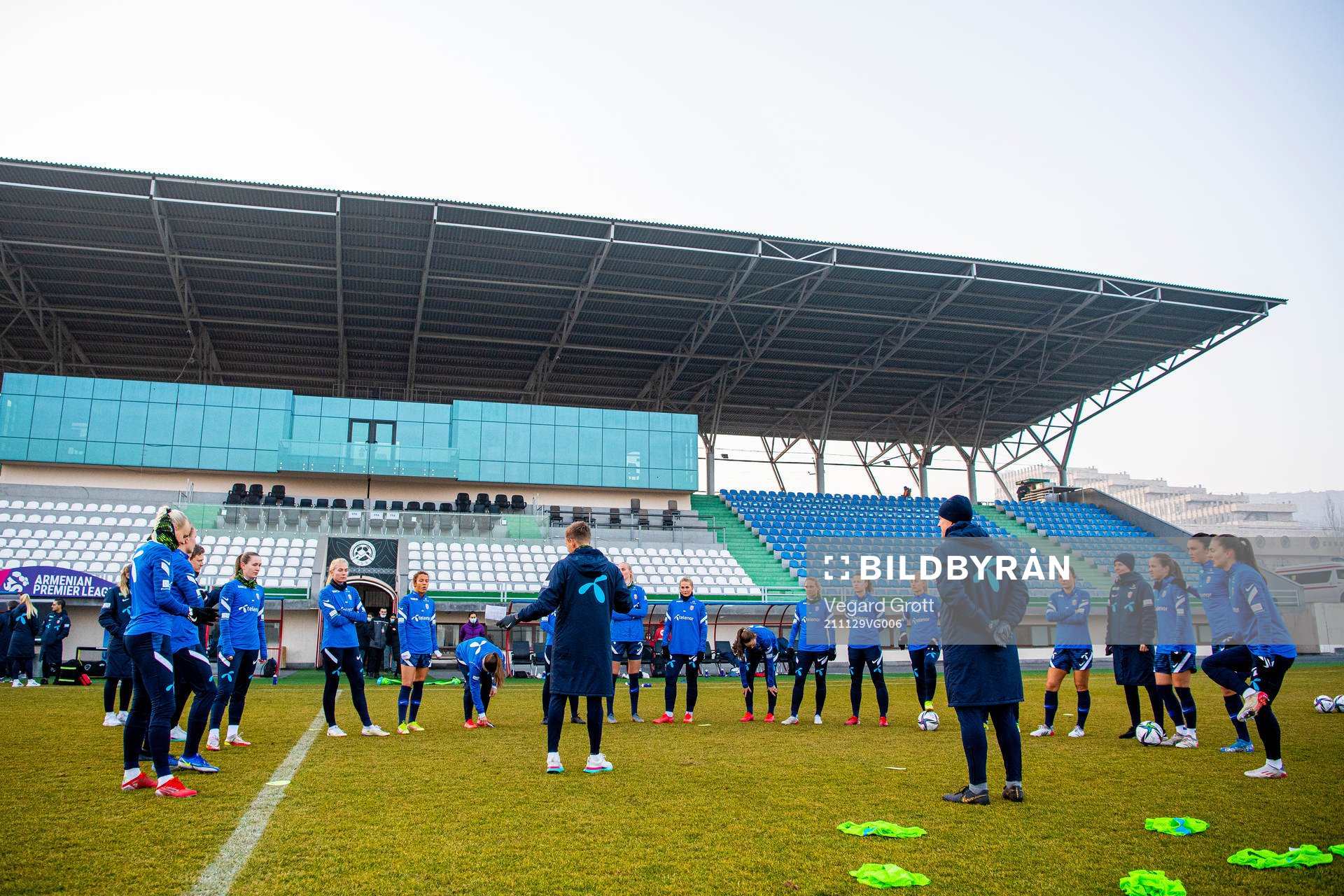 Martin Sjögren, head coach of Norway, talks to the players