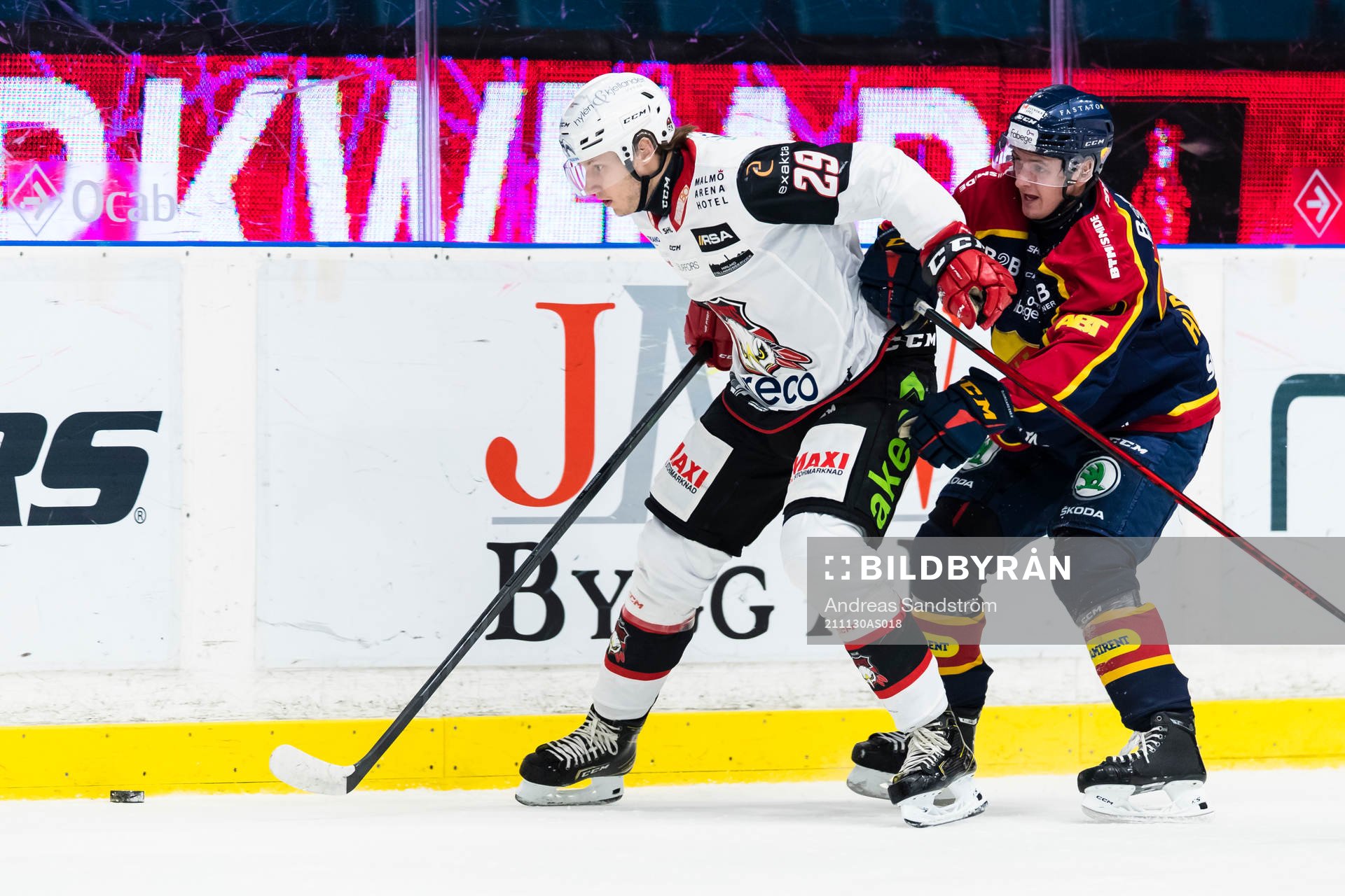 Malmö Redhawks Eric Engstrand i kamp om pucken med