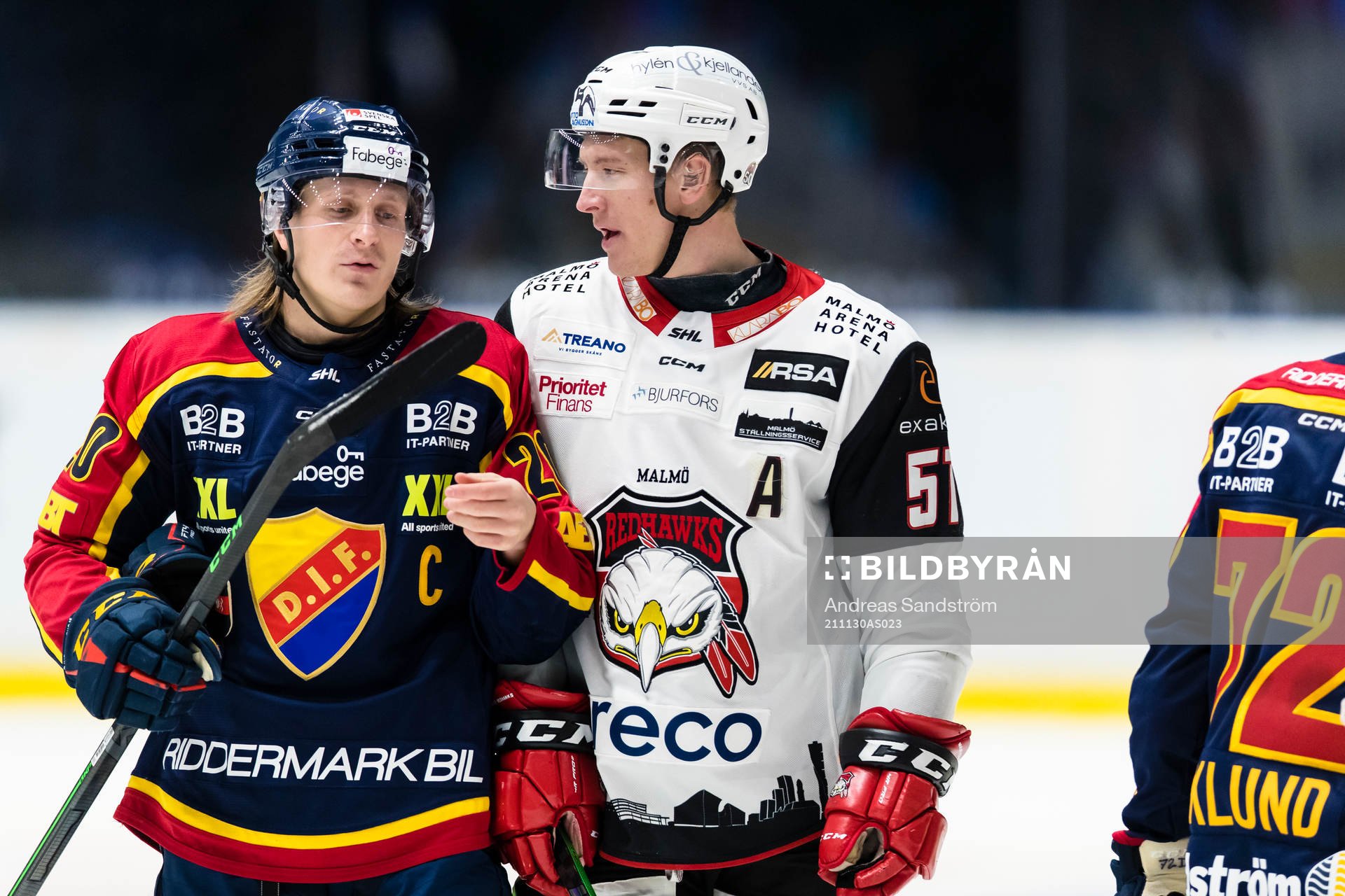 Malmö Redhawks Emil Sylvegård diskuterar med Djurgårdens