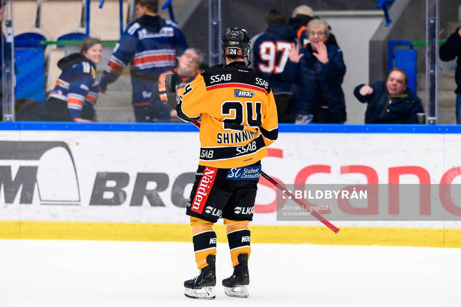 Luleås Brendan Shinnimin tackar Växjös supportrar