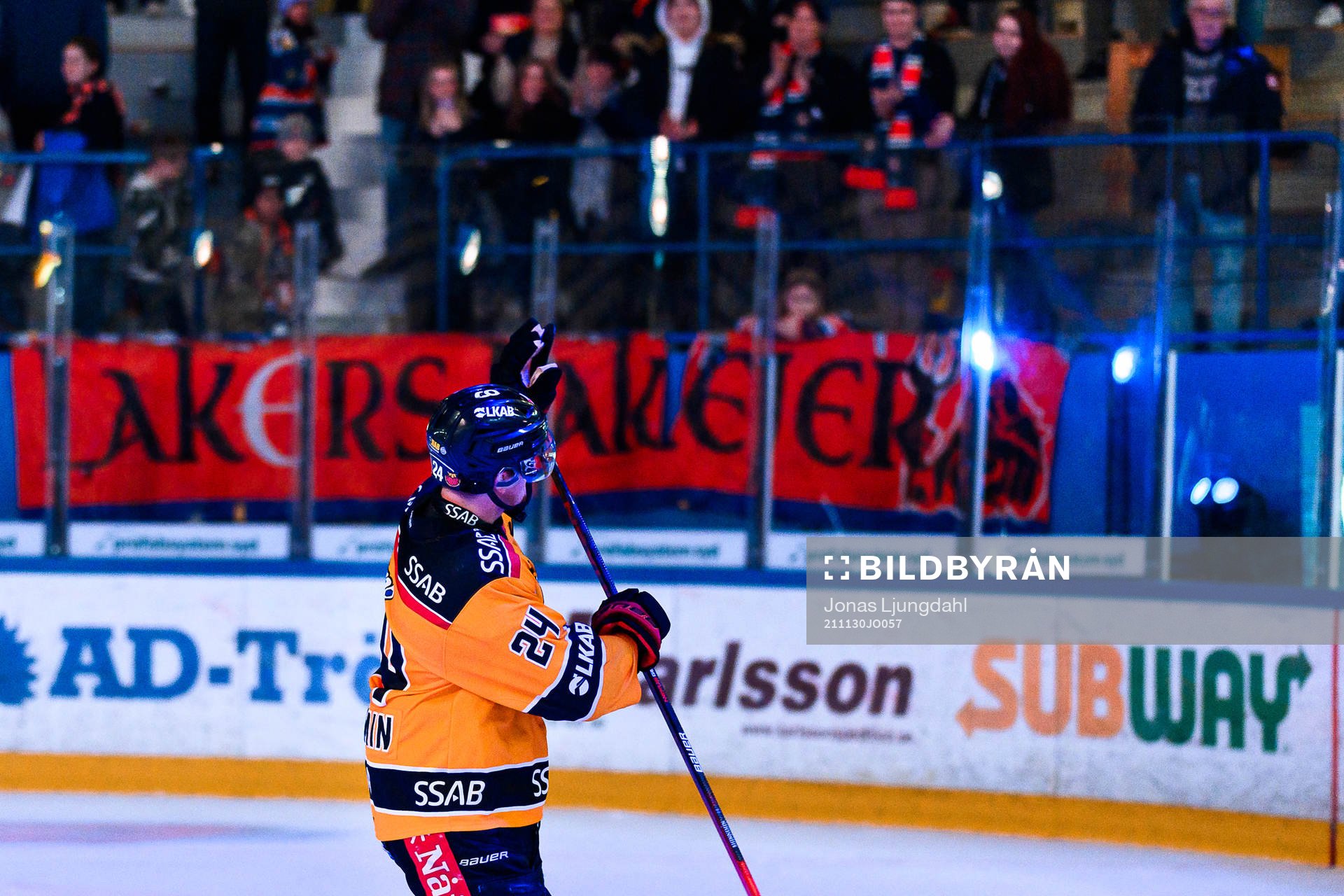 Luleås Brendan Shinnimin tackar Växjös supportrar