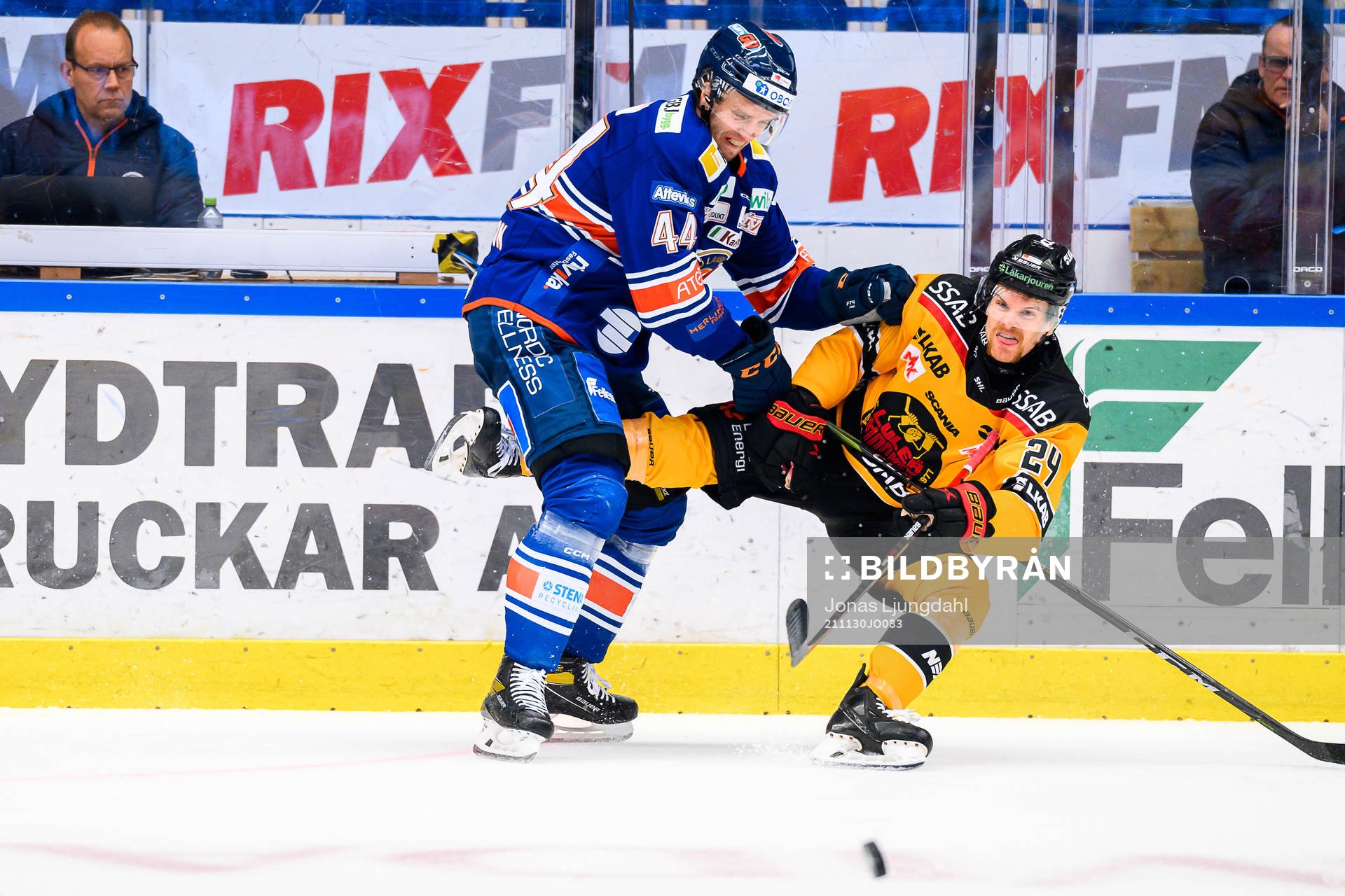 Växjös Peter Andersson tacklar Luleås Brendan Shinnimin