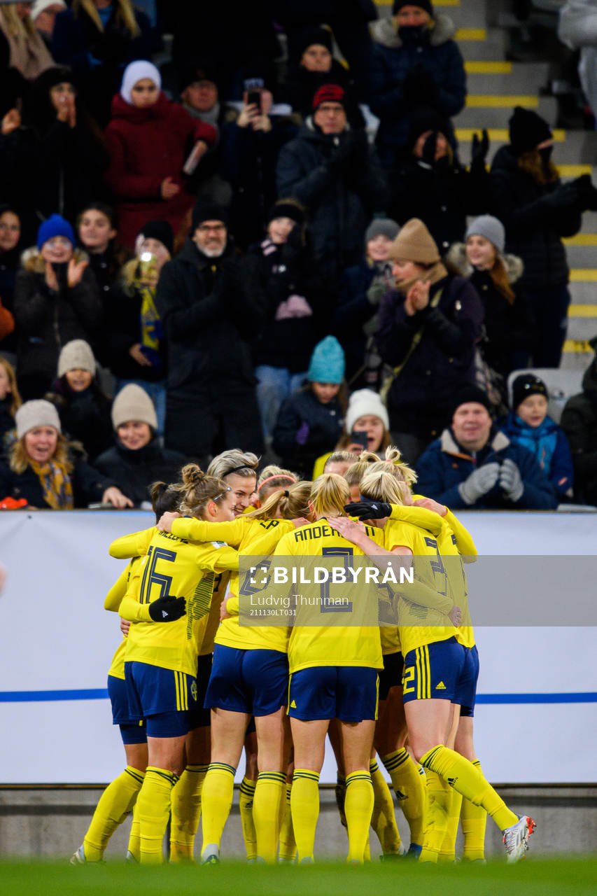 Players of Sweden celebrate the 1-0 goal by Lina Hurtig during the FIFA Women's World Cup qualifying football match between Sweden and Slovakia on November 30, 2021 in Malmö.
