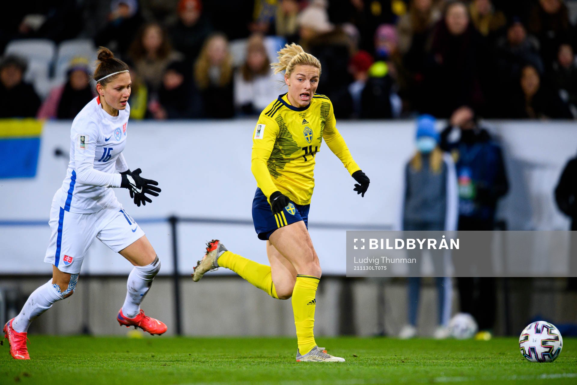 Diana Bartovicova of Slovakia and Mimmi Larsson of Sweden