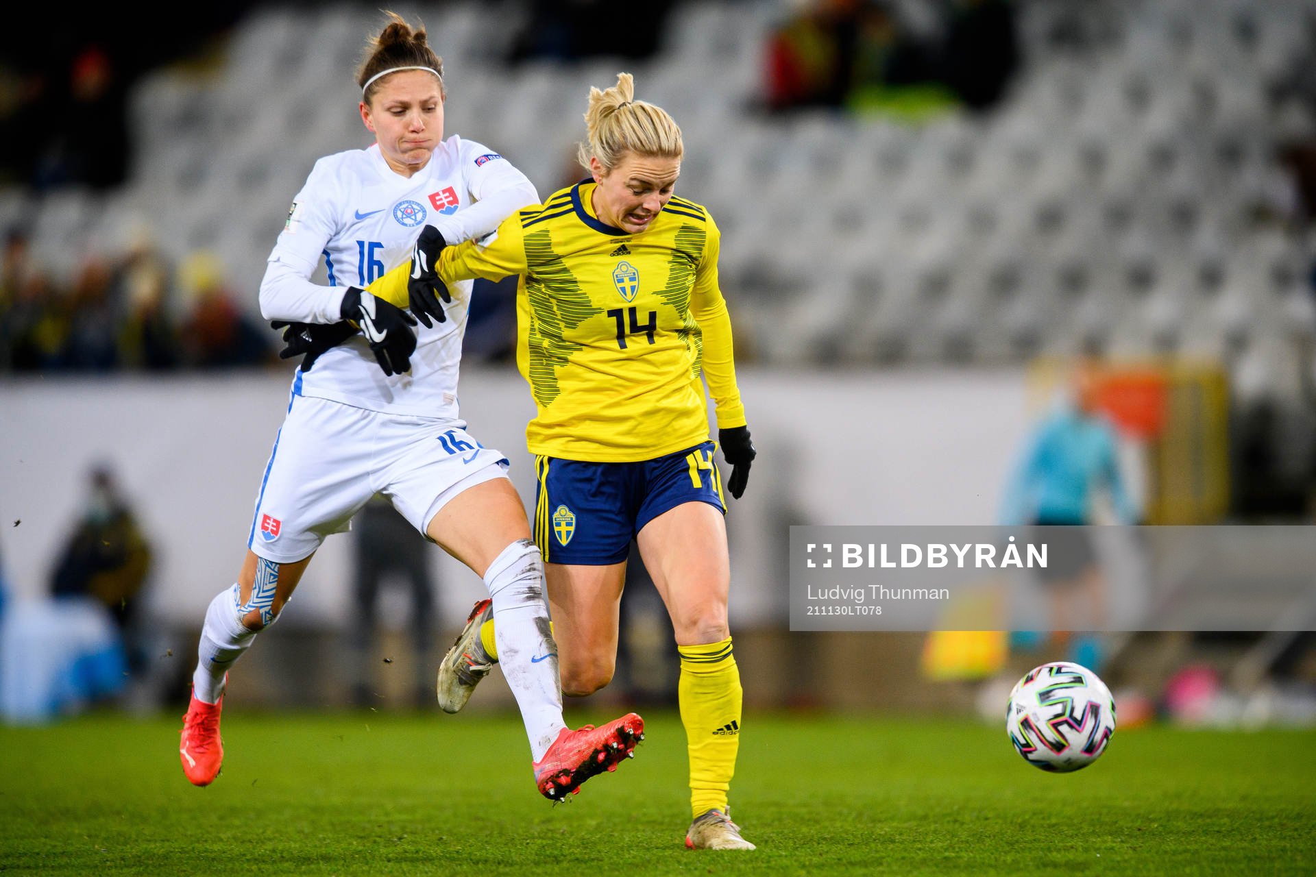 Diana Bartovicova of Slovakia and Mimmi Larsson of Sweden