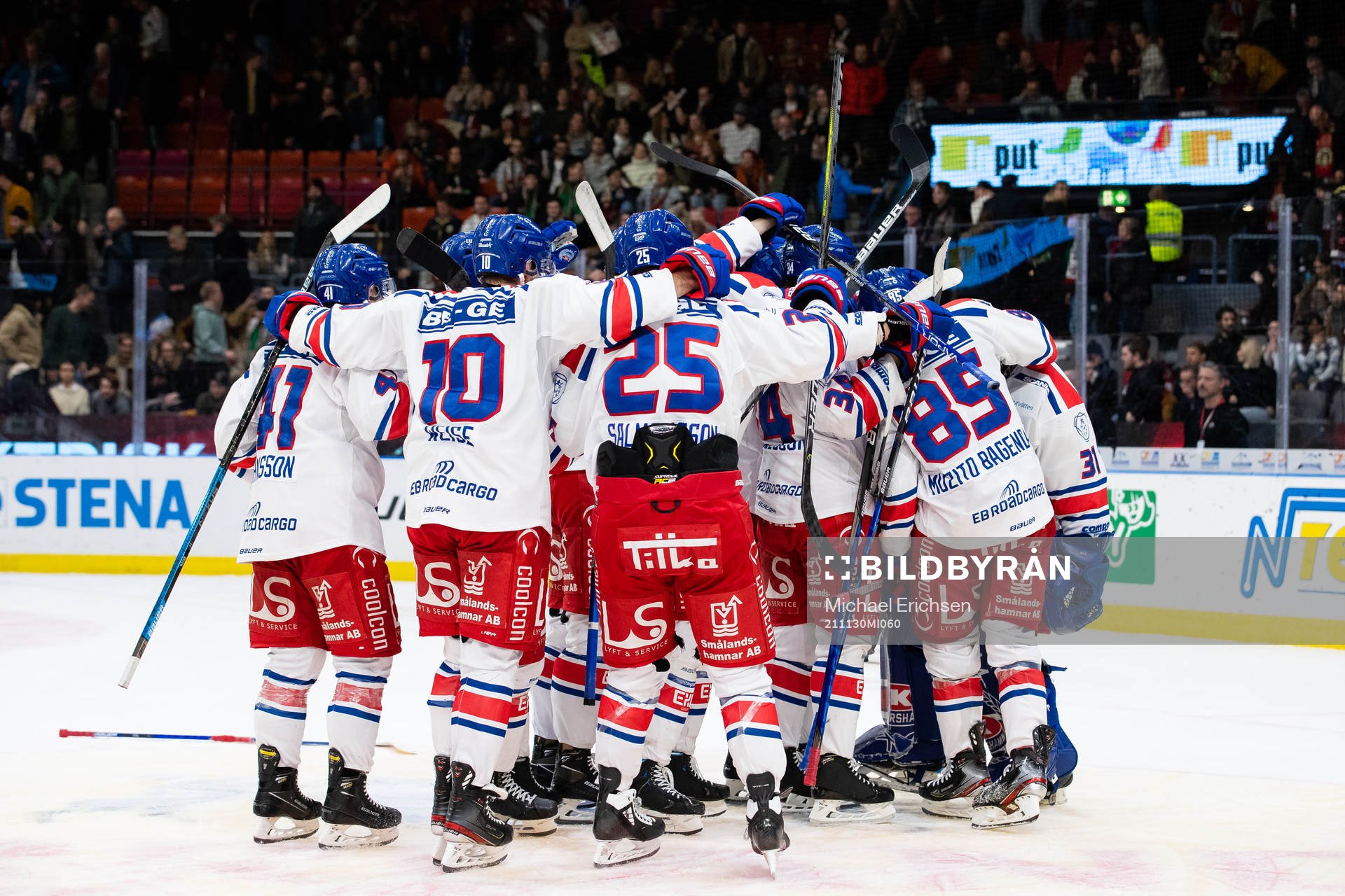 Oskarshamns målvakt Tim Juel jublar med lagkamrater
