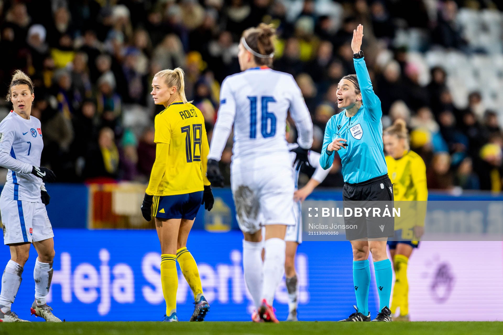 referee Angelika Soeder