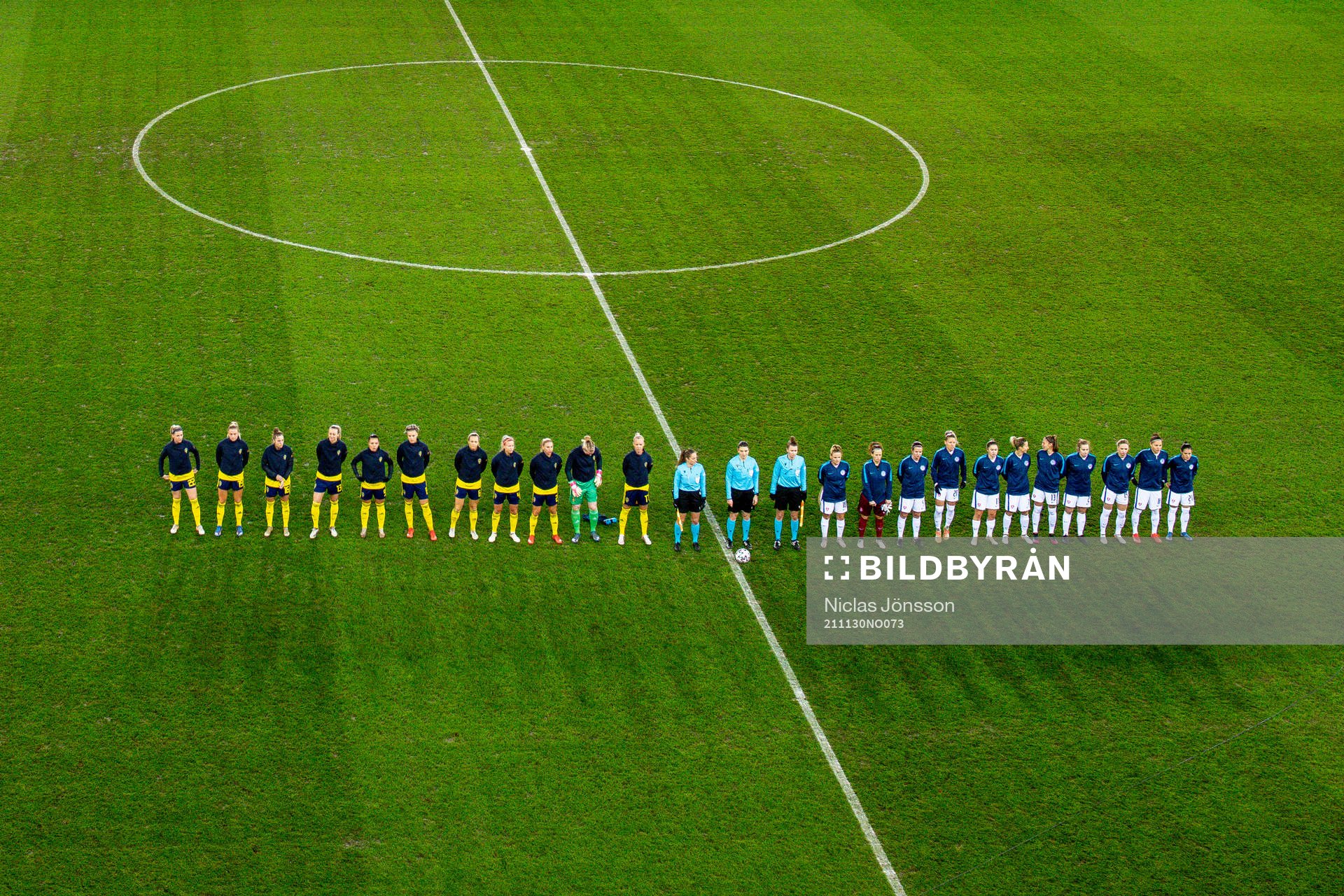 Players of Sweden and Slovakia