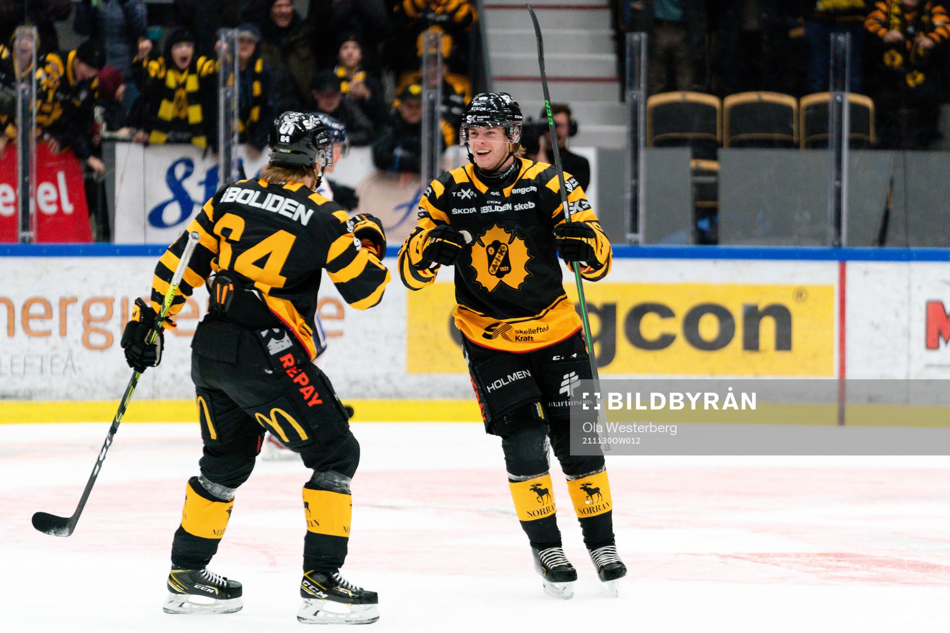 Skellefteås Rickard Hugg och Jonathan Pudas jublar