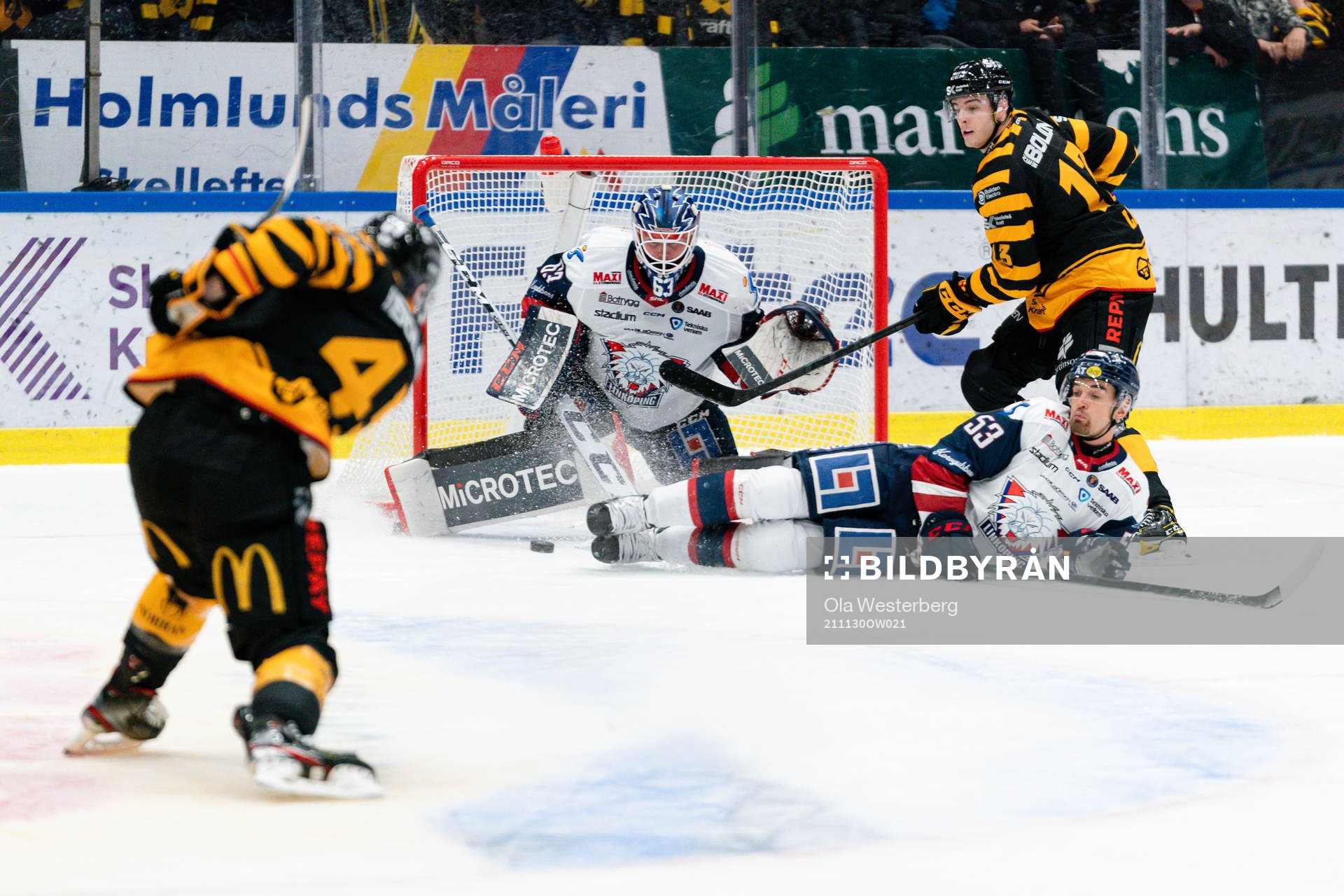 Linköpings målvakt Marcus Högberg och Eddie Larsson