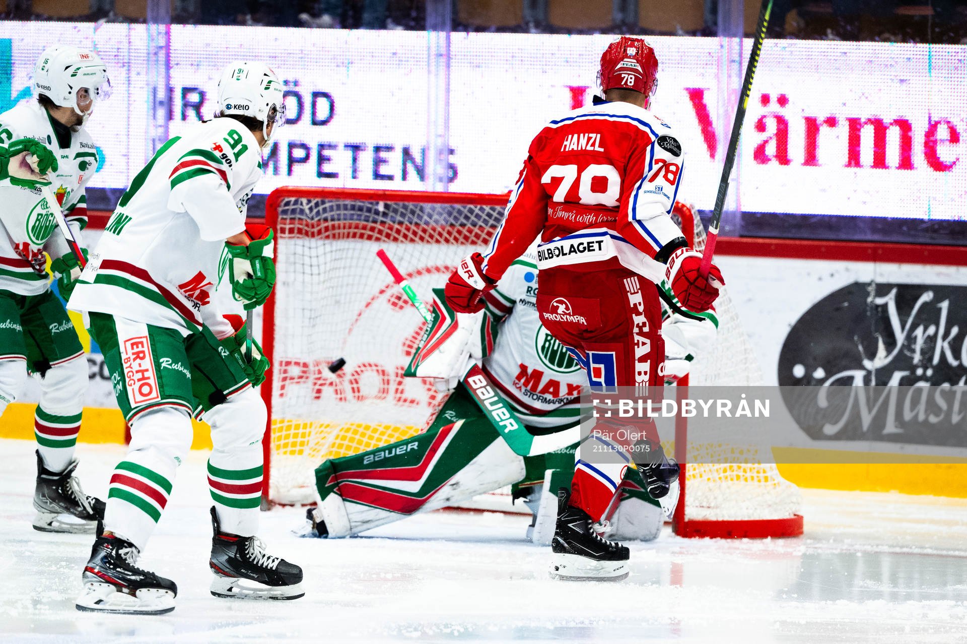 Timrås Robin Hanzl täcker och Sebastian Hartmann (ej i