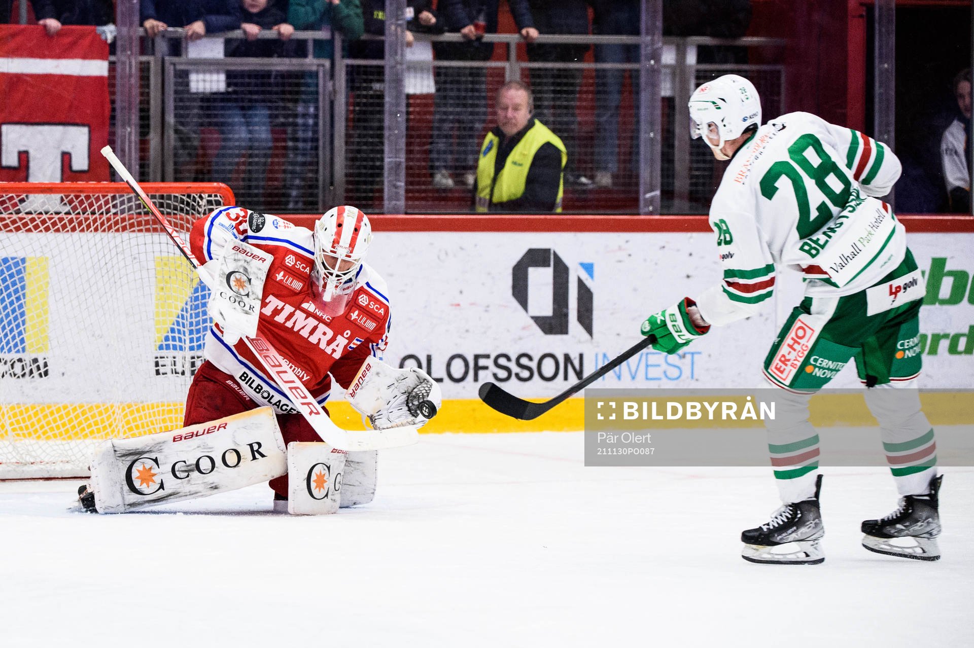 Timrås målvakt Jacob Johansson rädar en straff av