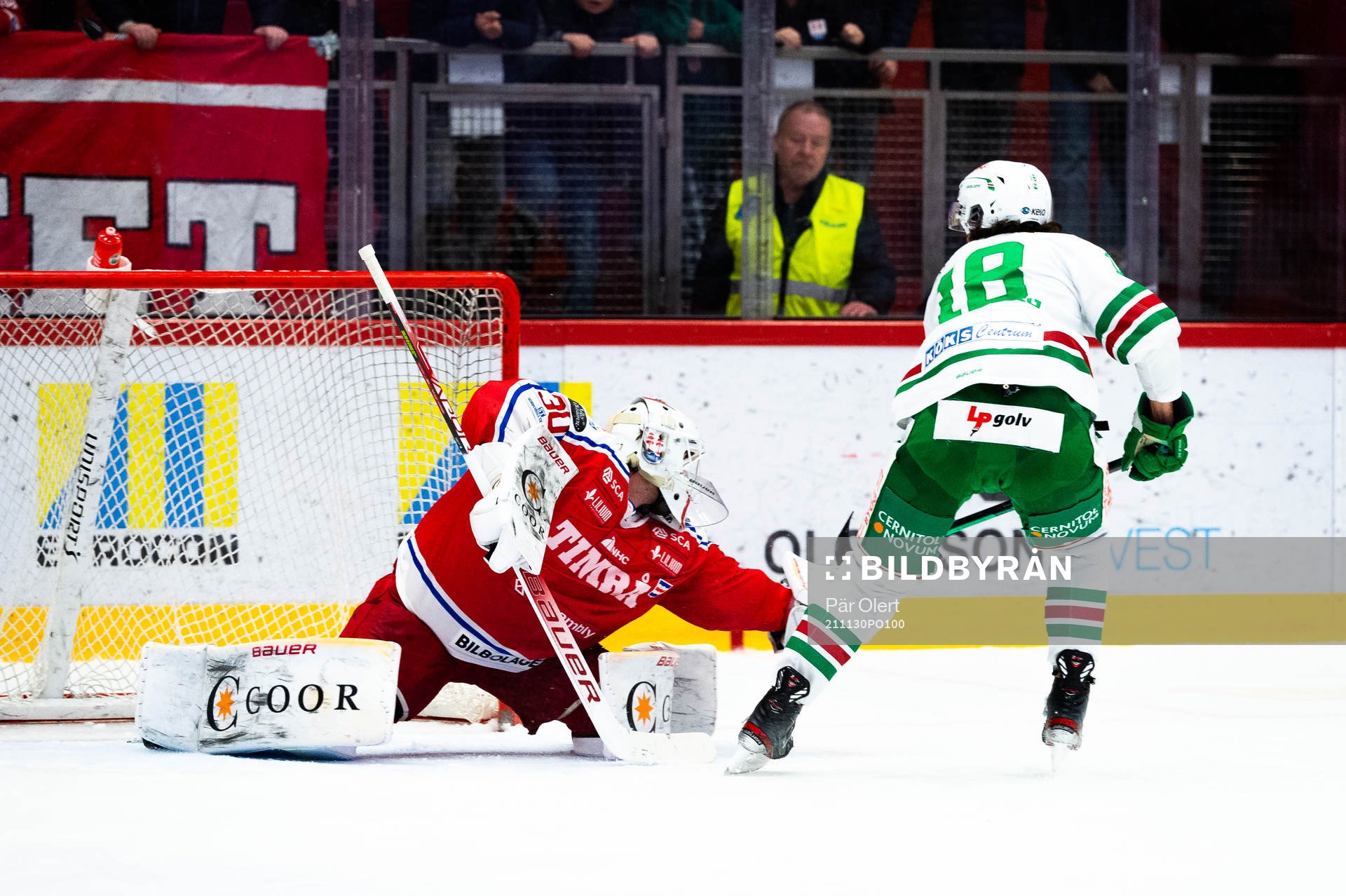 Timrås målvakt Jacob Johansson räddar straff från