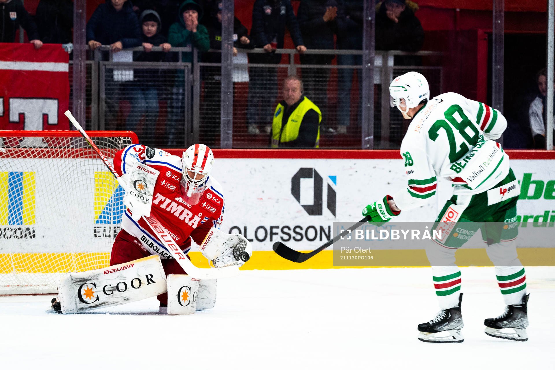 Timrås målvakt Jacob Johansson räddar Rögles Anton
