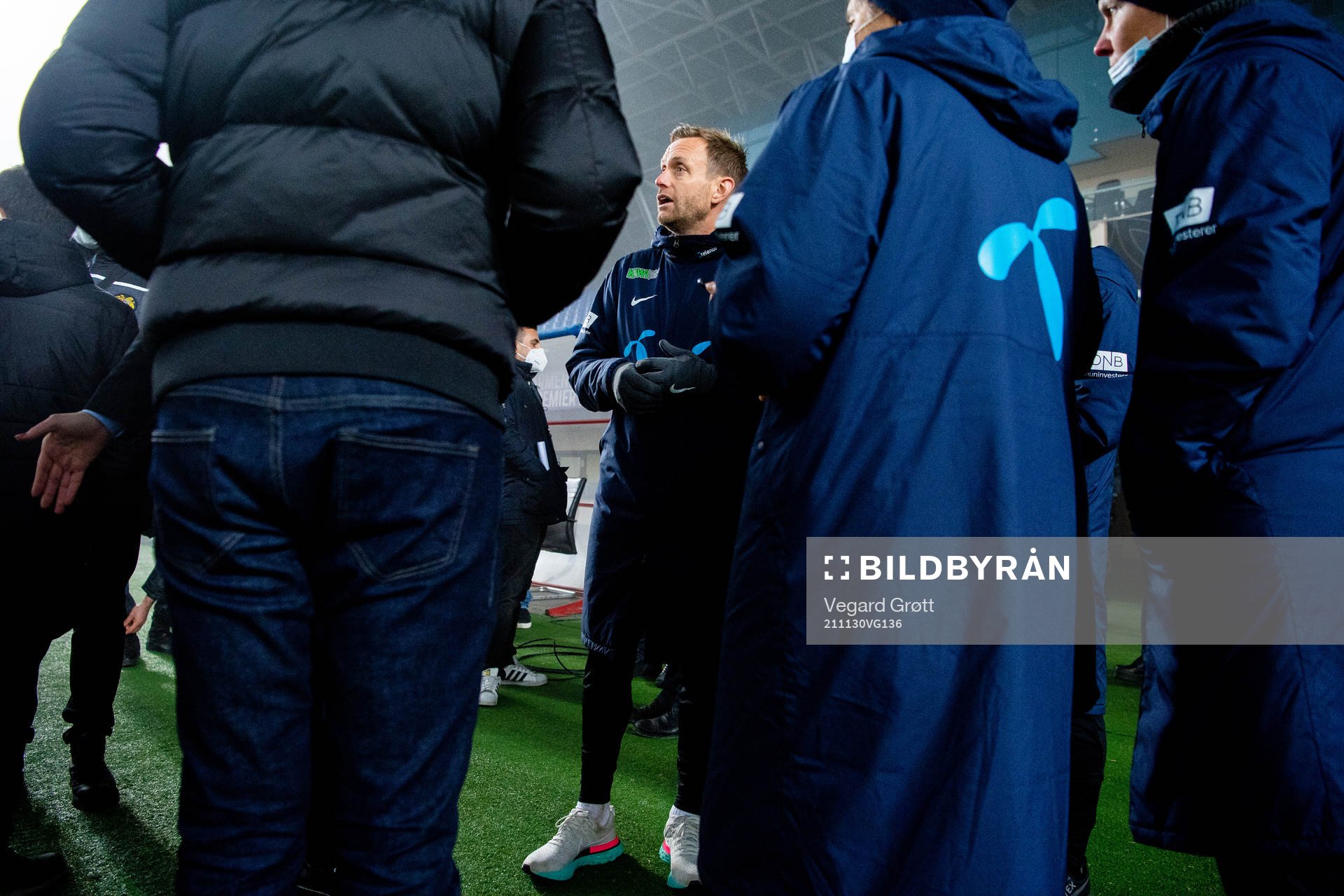 Martin Sjögren, head coach of Norway, in discussion with a