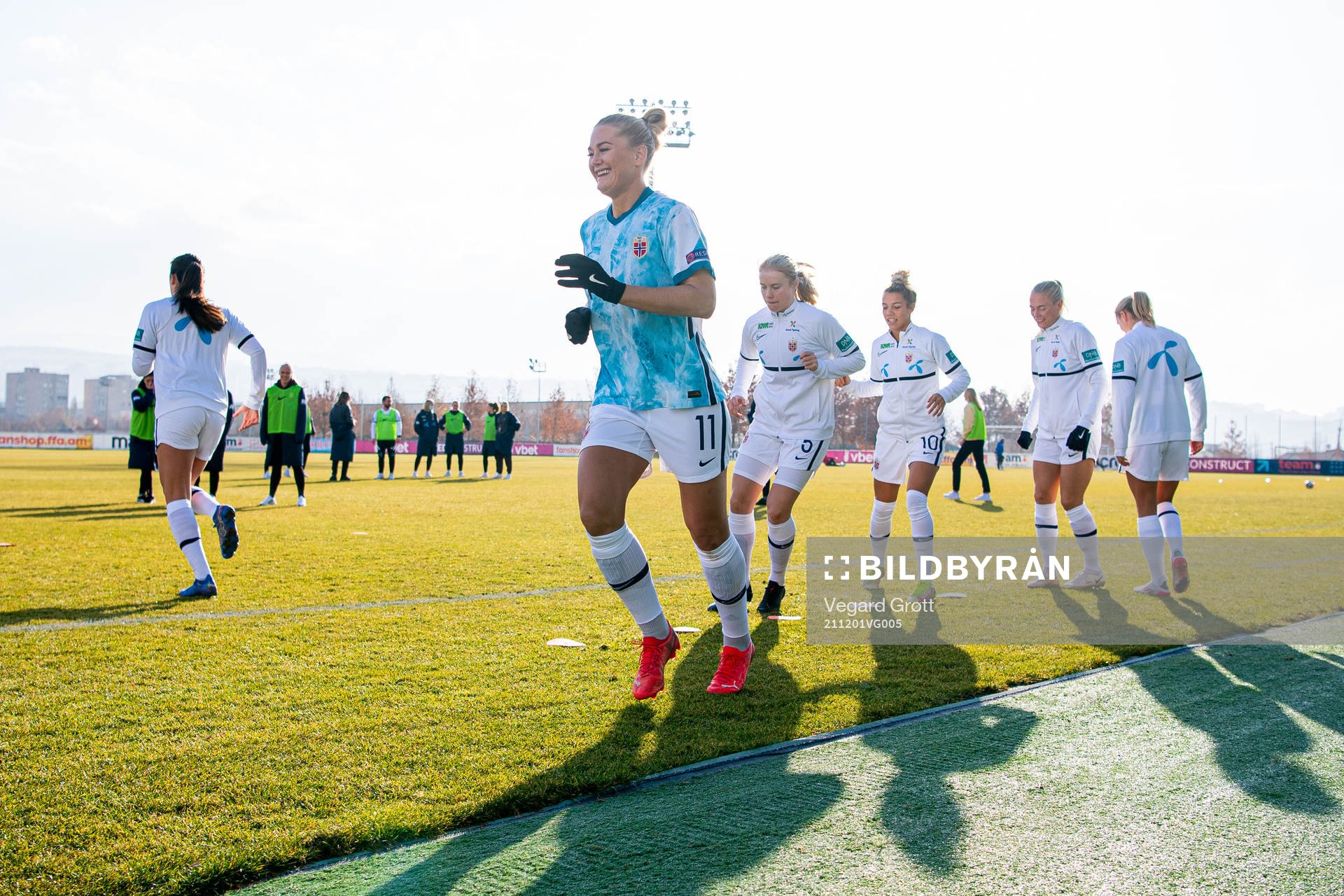 Lisa-Marie Karlseng Utland and players of Norway warm up