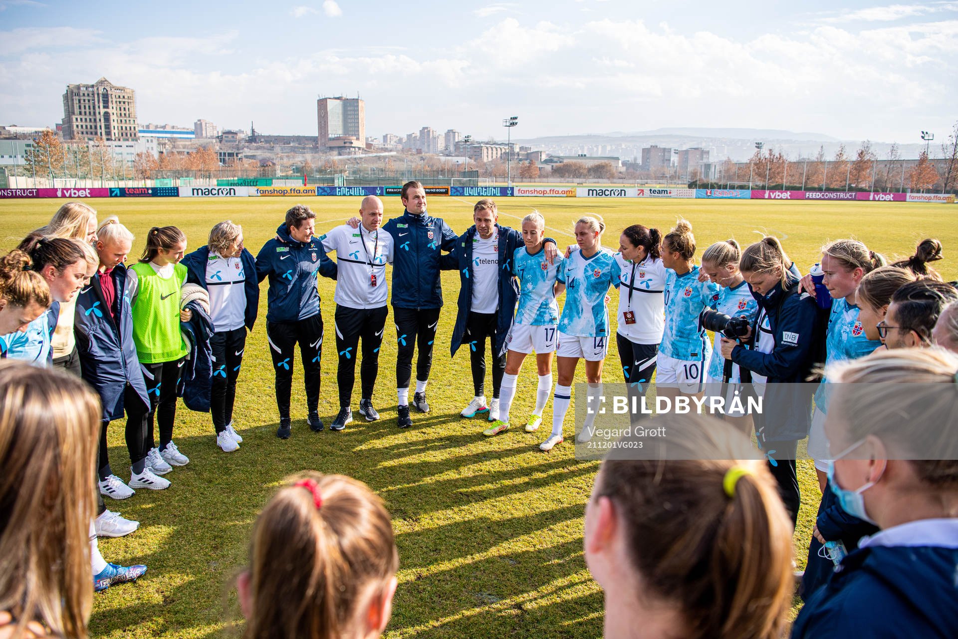 Martin Sjögren, head coach of Norway, talks to players and