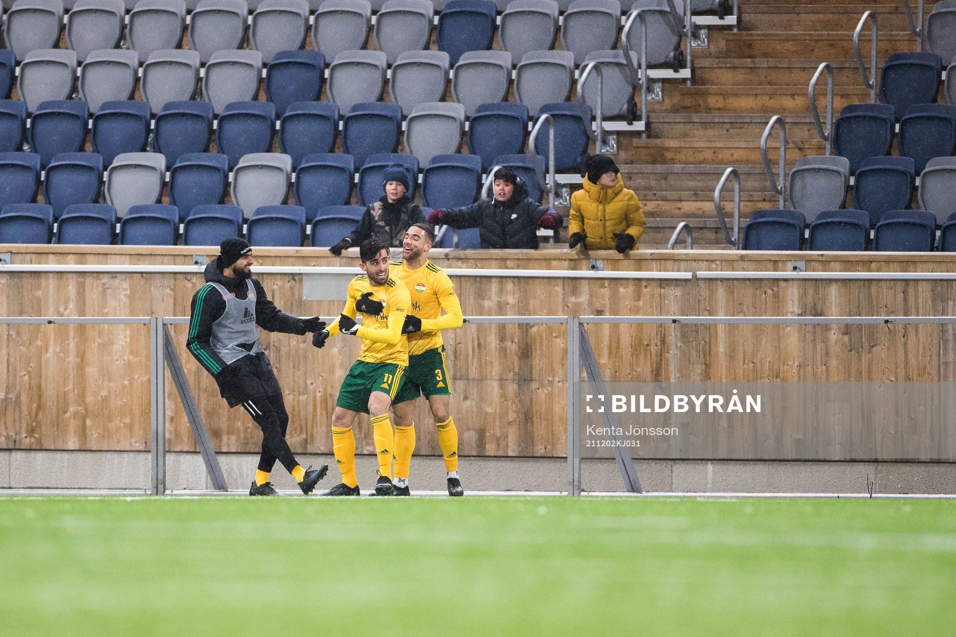 Dalkurds Bakhtiar Rahmani och Alex Simovski jublar