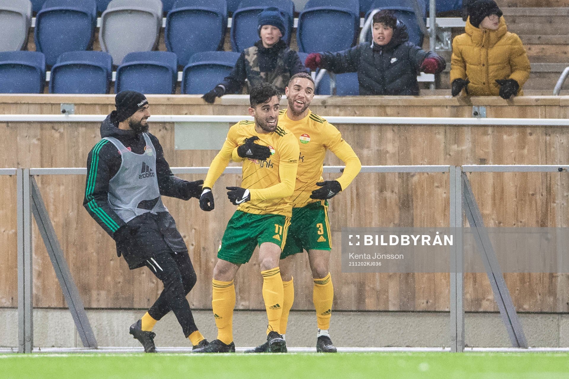Dalkurds Bakhtiar Rahmani och Alex Simovski jublar