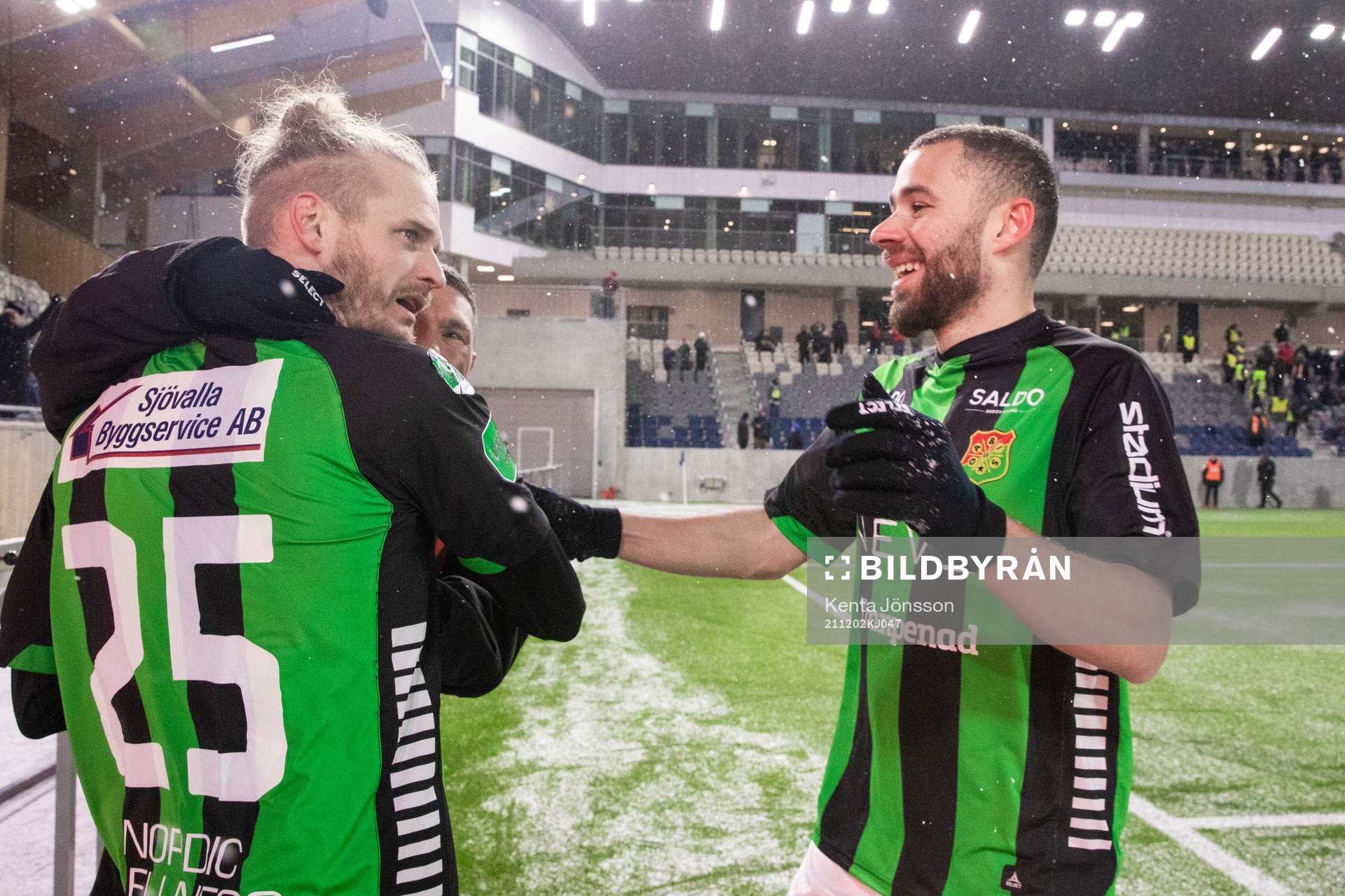 GAIS Jonas Lindberg jublar med Malkolm Moenza