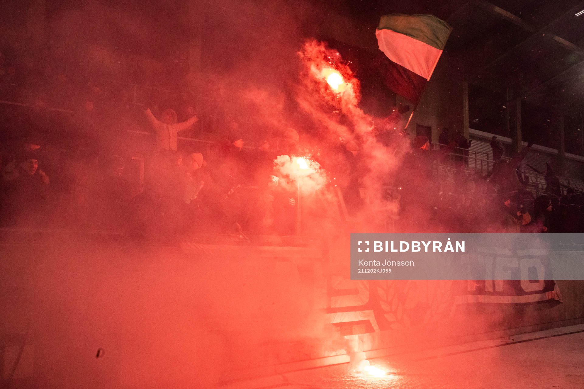 GAIS supportrar med pyroteknik
