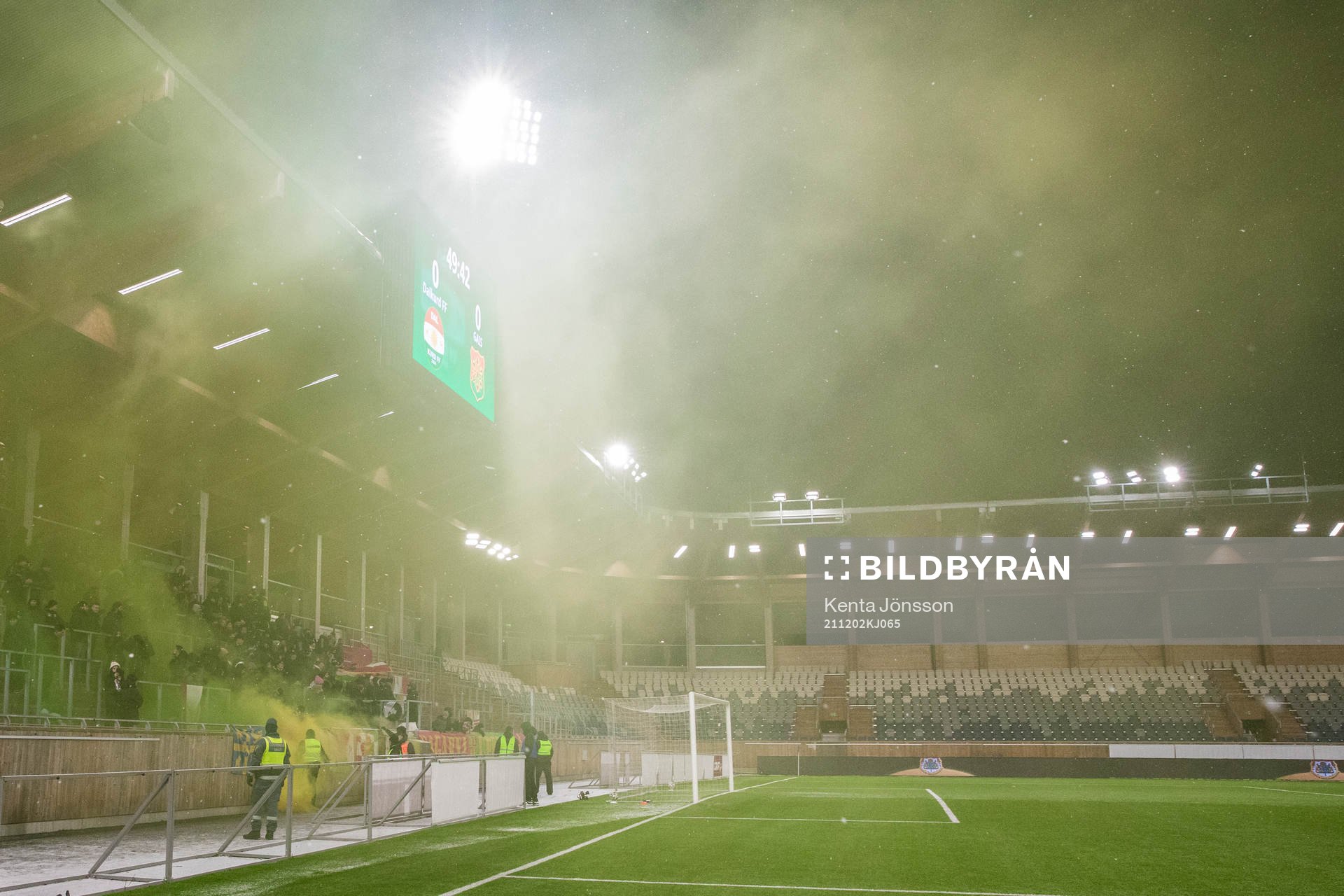 Dalkurds supportrar med rök