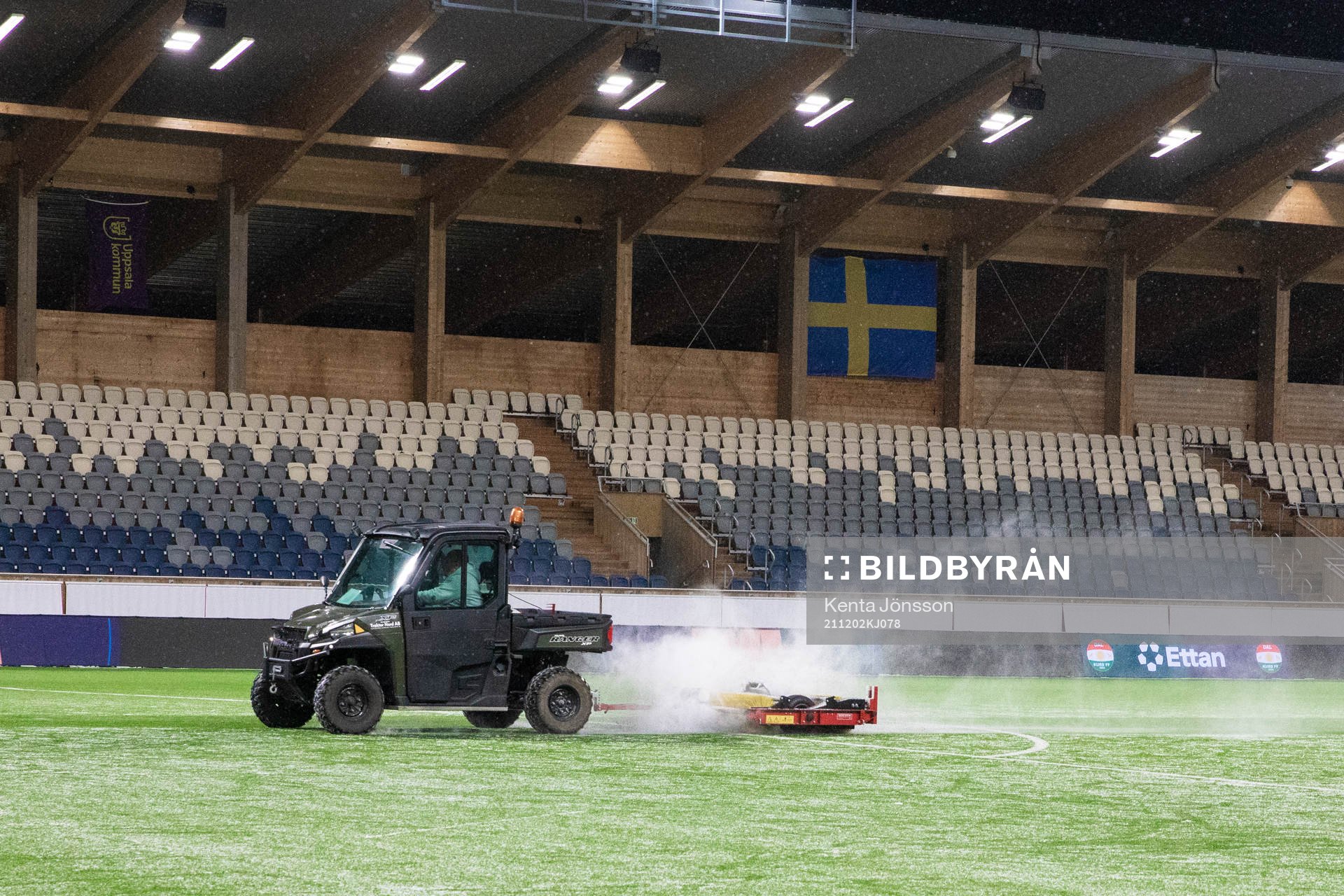 Underhåll av konstgräset i pausen av kvalet till