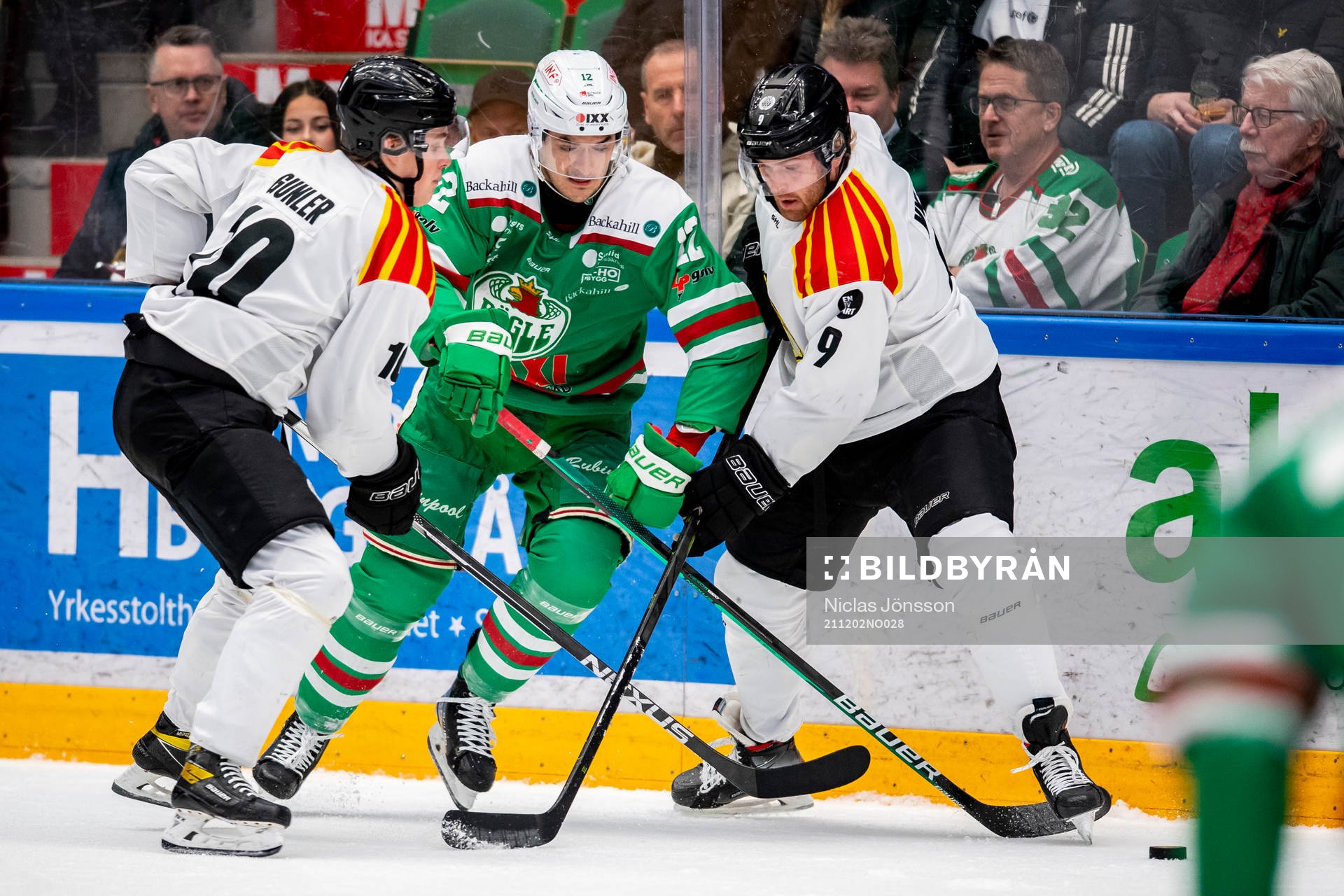 Brynäs Noel Gunler  och Anton Mylläri  ikamp med Rögles