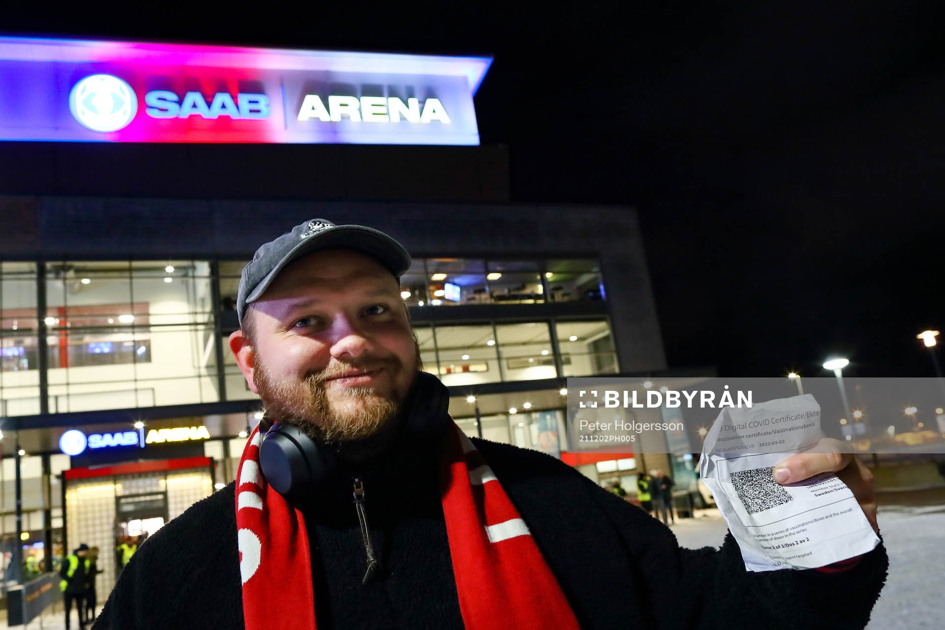 Besökare Filip Fyhr med vaccinationsbevis utanför SAAB