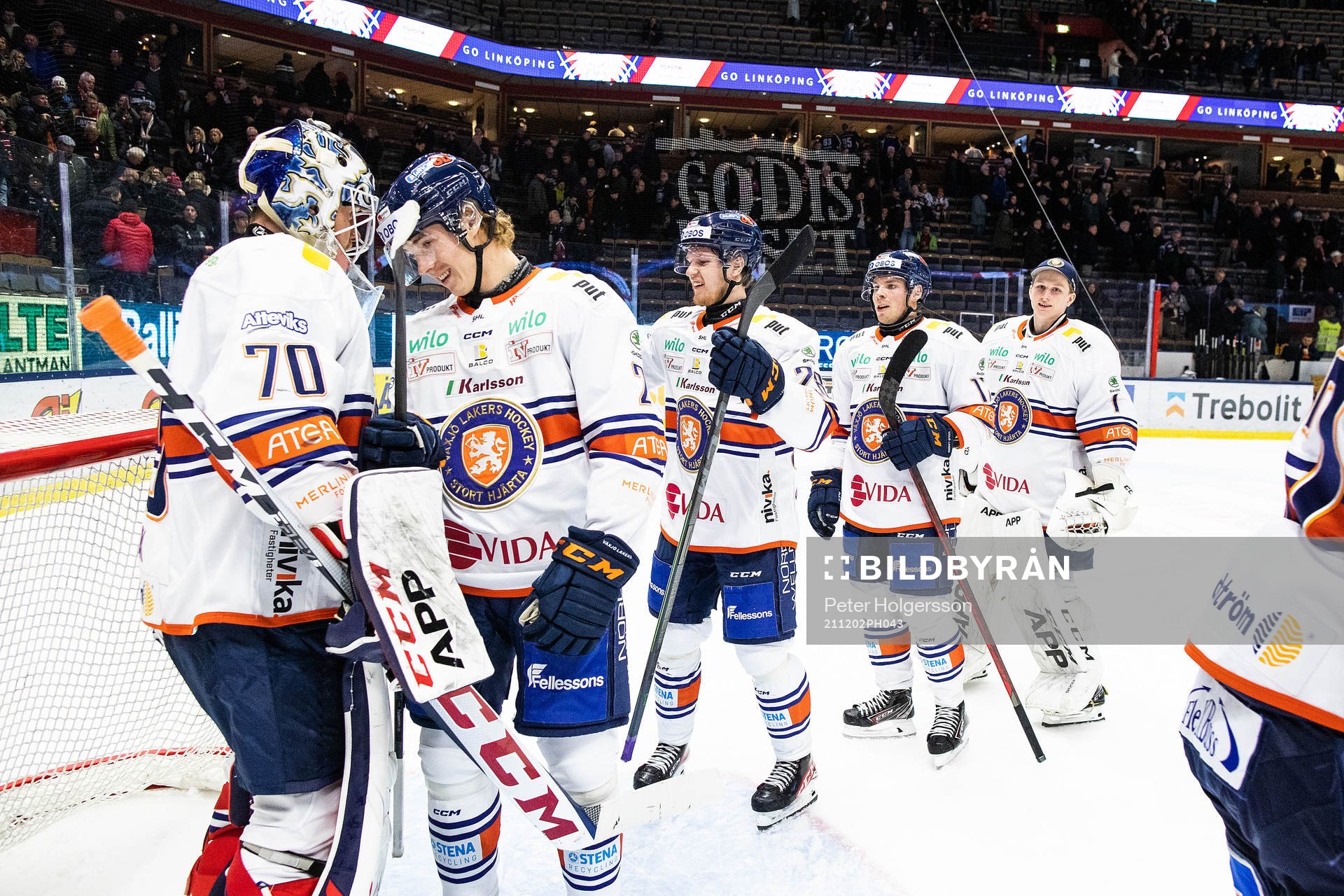 Växjös målvakt Adam Åhman och Viktor Bernhardtz jublar