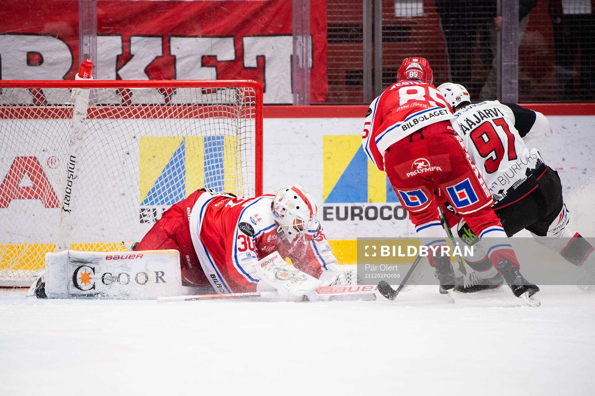 Timrås målvakt Jacob Johansson och Malmö Redhawks Magnus