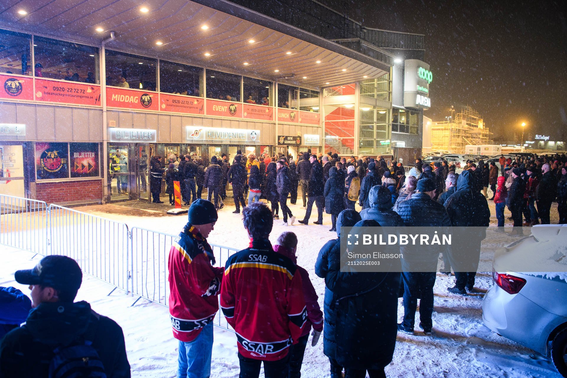 Lång kö utanför Coop Norrbotten arena när
