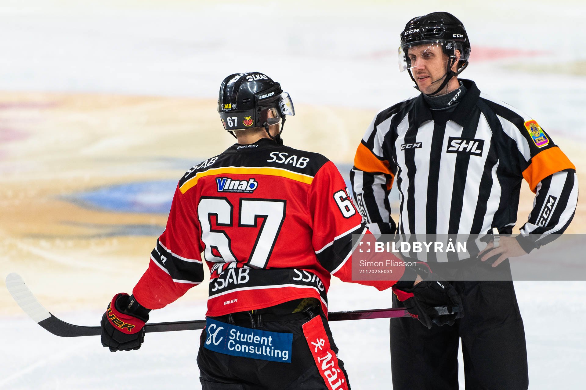 Luleås Linus Omark och domare Patric Bjälkander